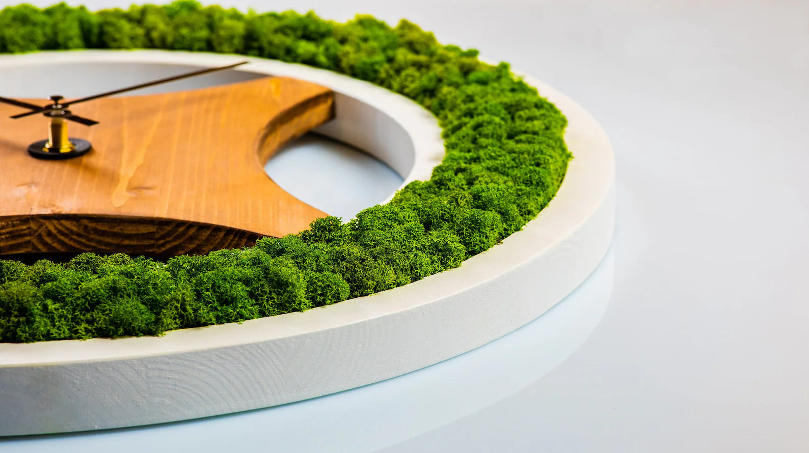 Van Gogh-Inspired Wall Clock – Stabilized Green Moss Design