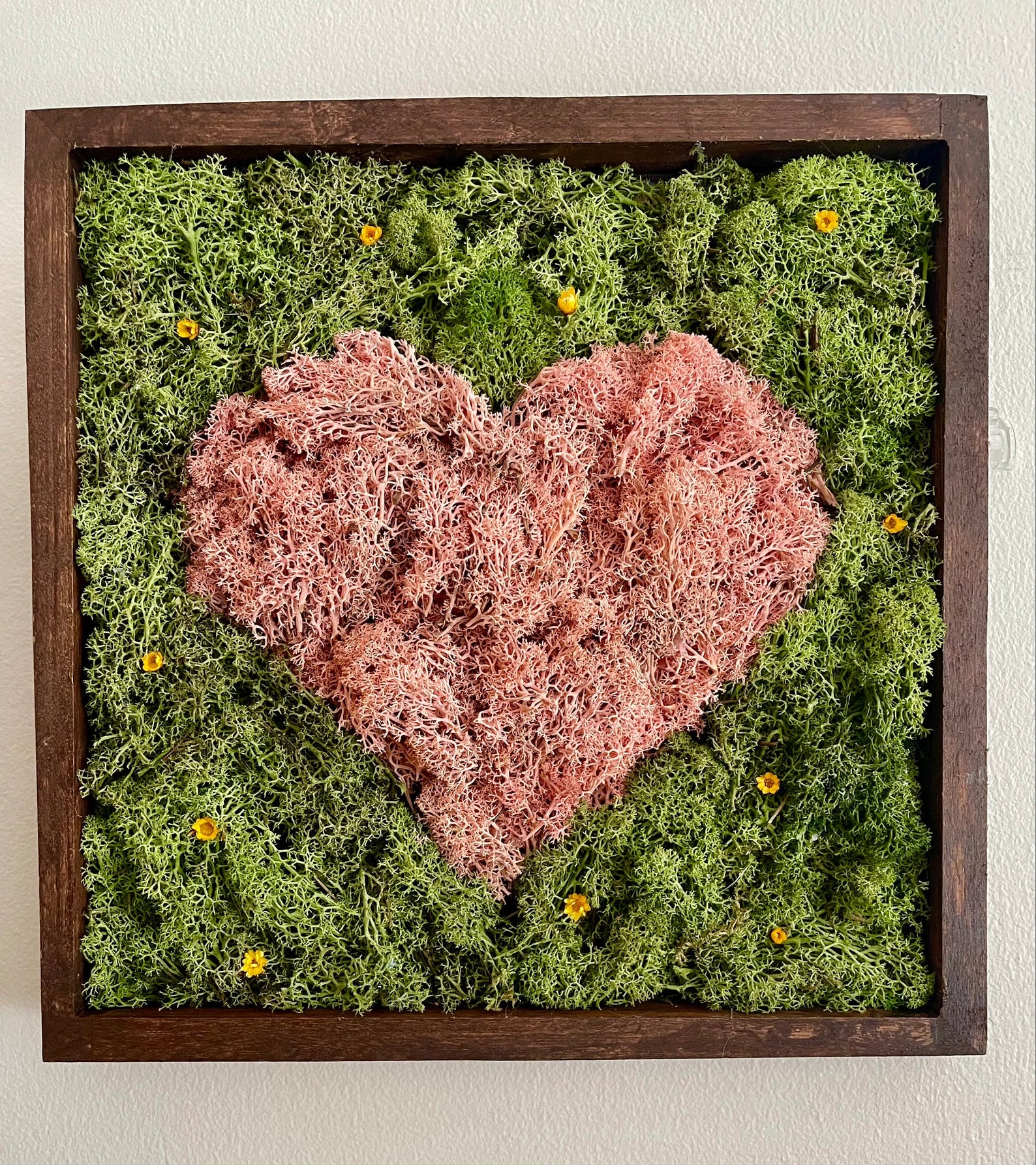 Preserved Moss Heart Wall Art – Square Frame with Reindeer Moss
