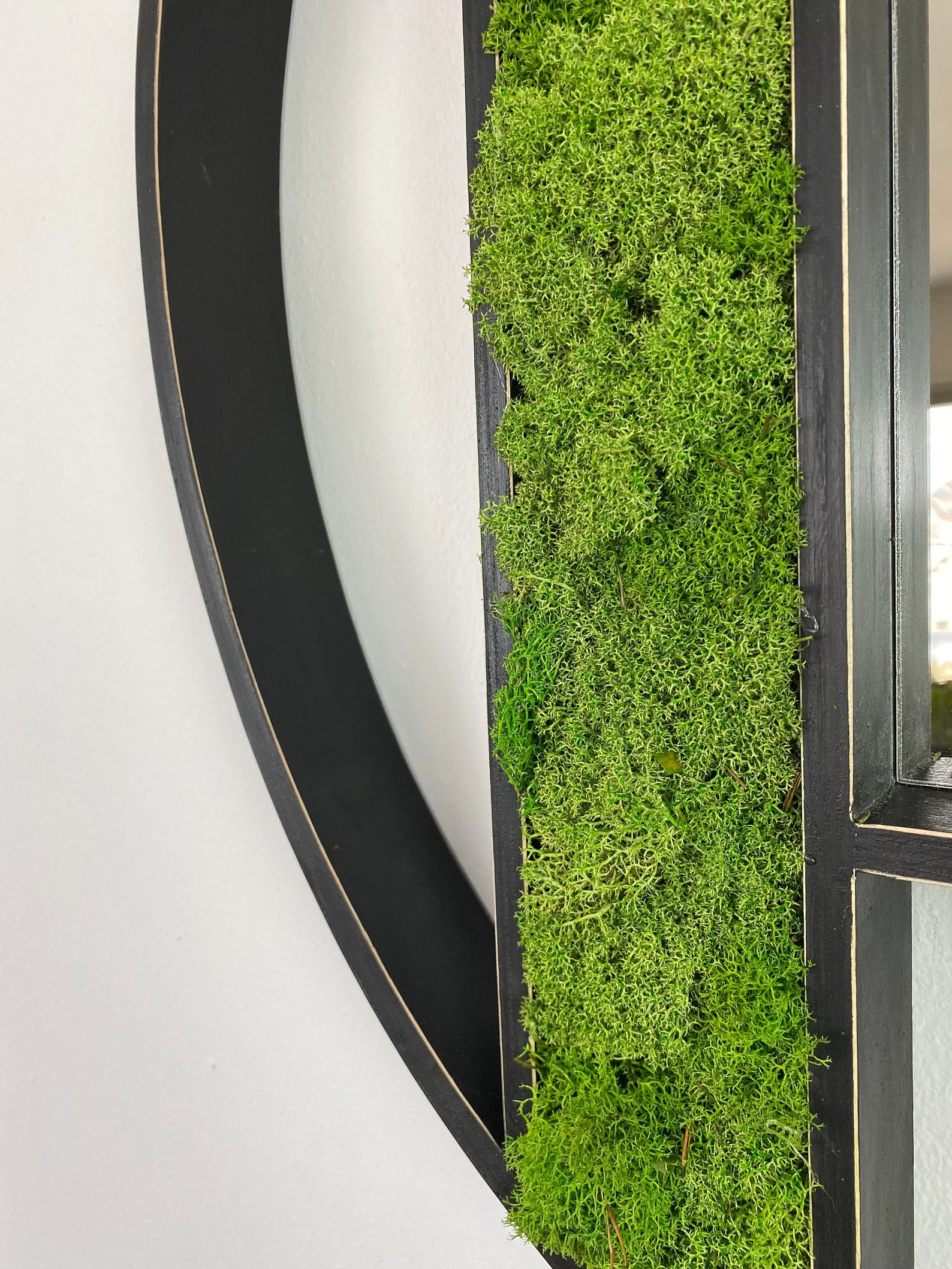 Reindeer Moss Mirror Wall Hanging – 30" Round Designer Home Decor