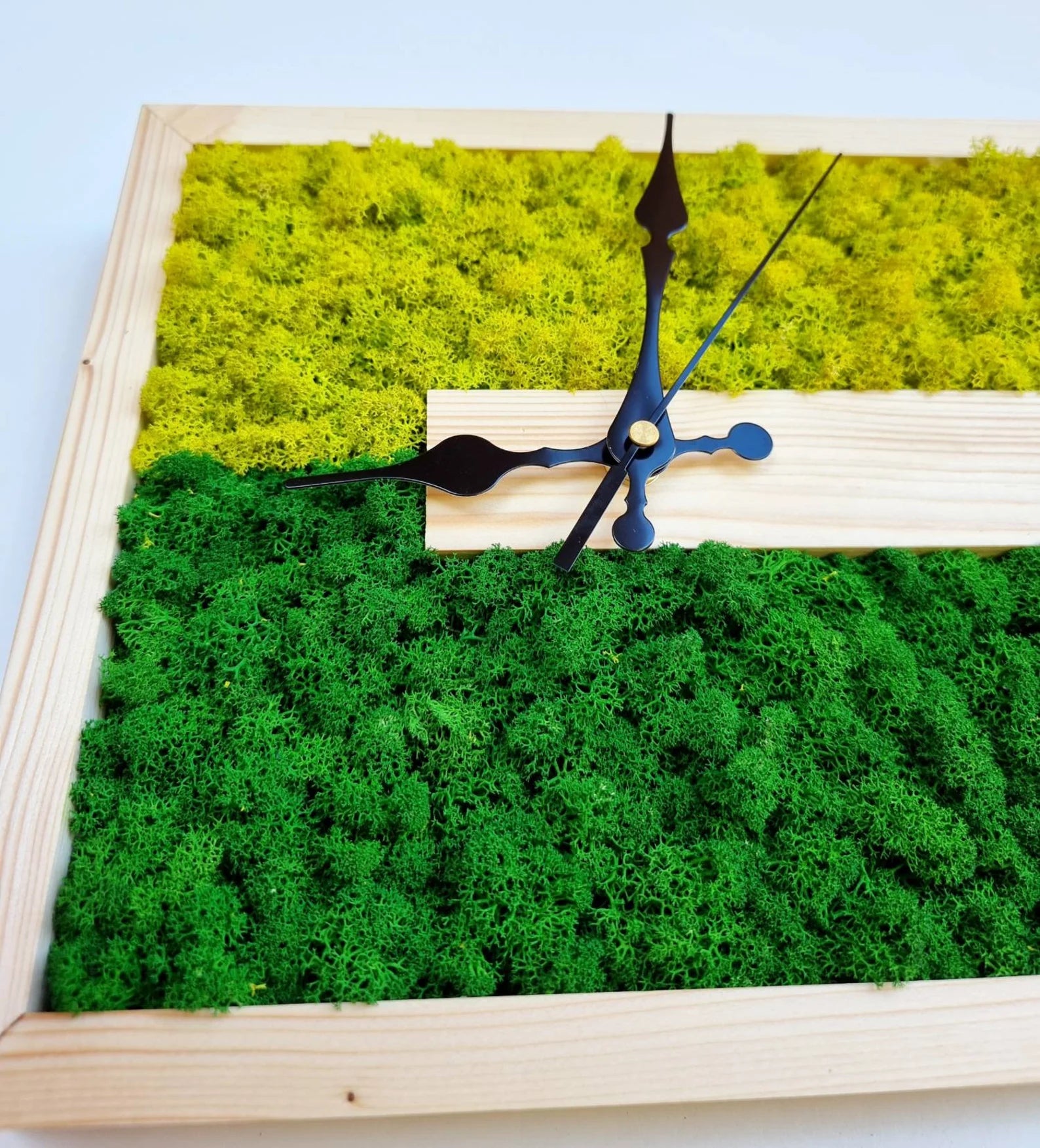 Handmade preserved moss wall clock with real moss and pine wood. Eco-friendly, no-maintenance natural decor for home or office.