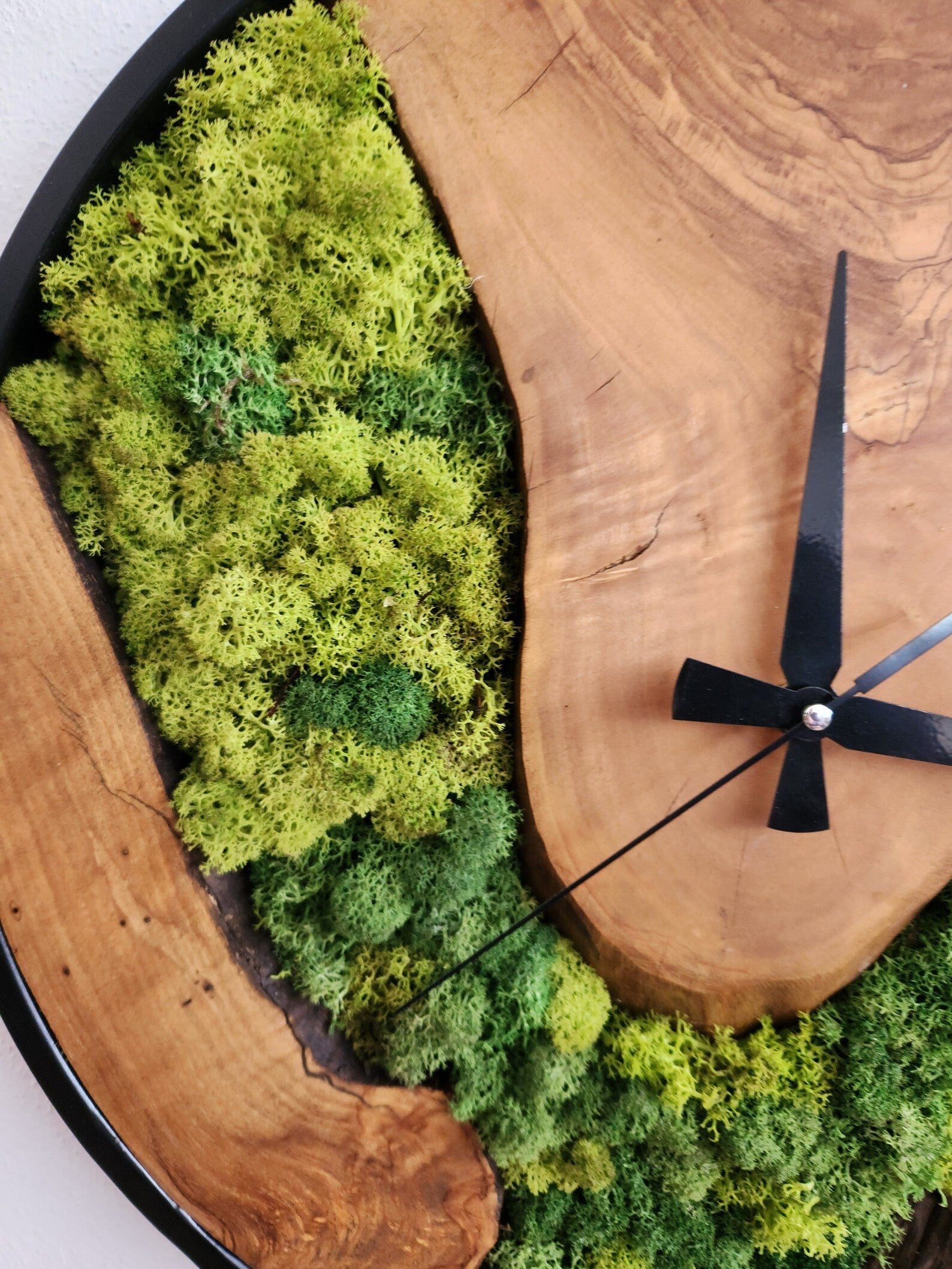 Olive Wood Moss Clock – Nature-Inspired Boho Wall Decor
