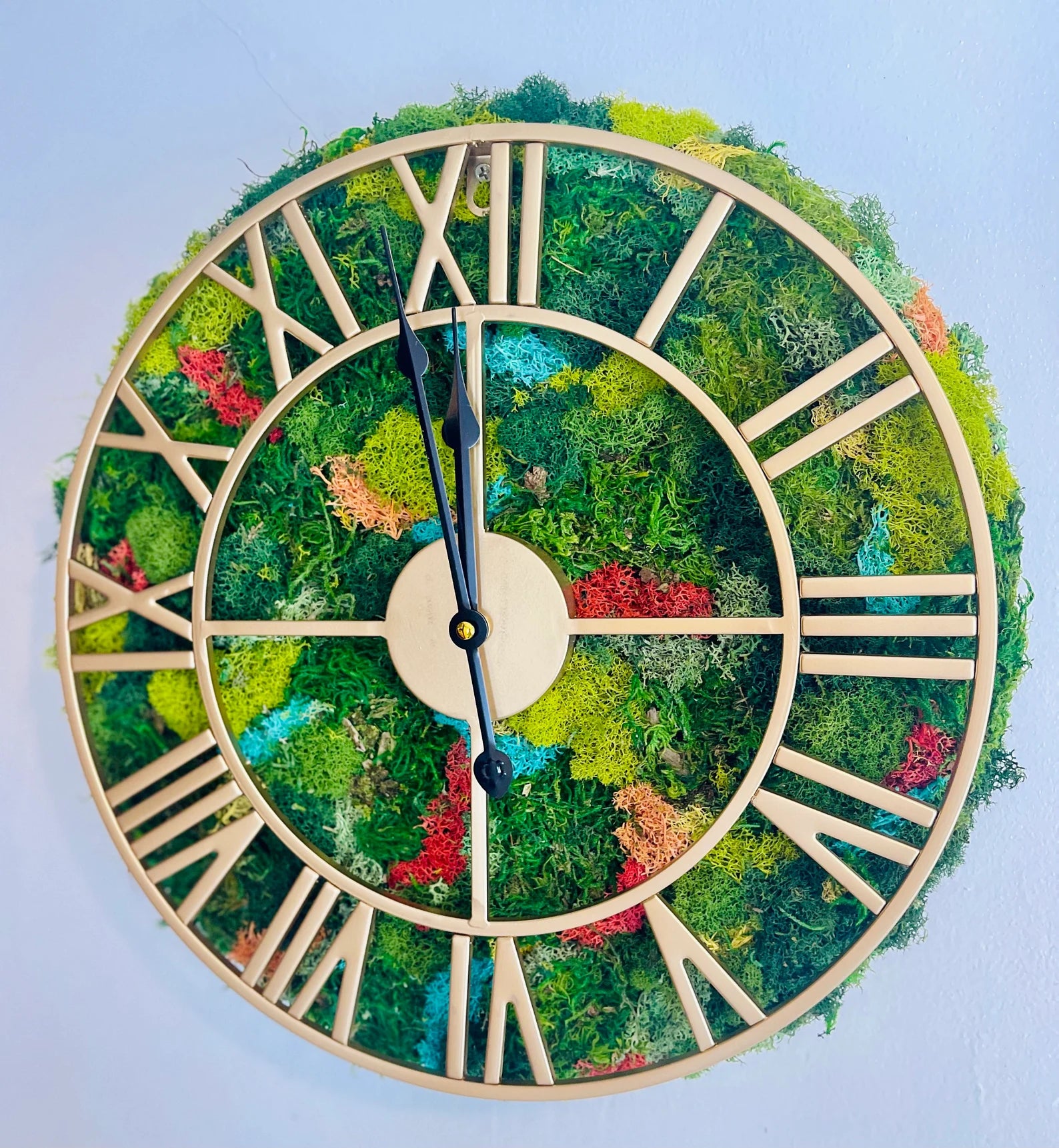 Moss Wall Clock with Gold Roman Numerals – Preserved Moss Art for Modern Home Decor