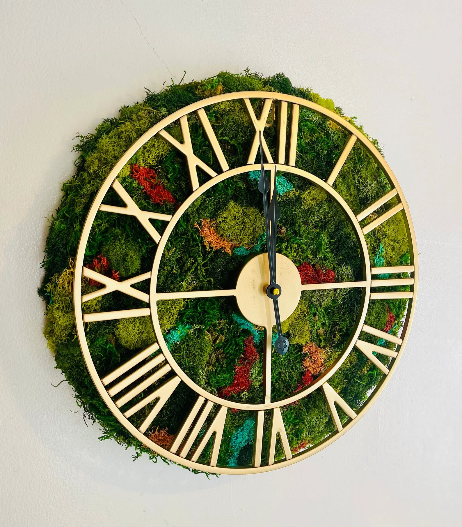 Moss Wall Clock with Gold Roman Numerals – Preserved Moss Art for Modern Home Decor