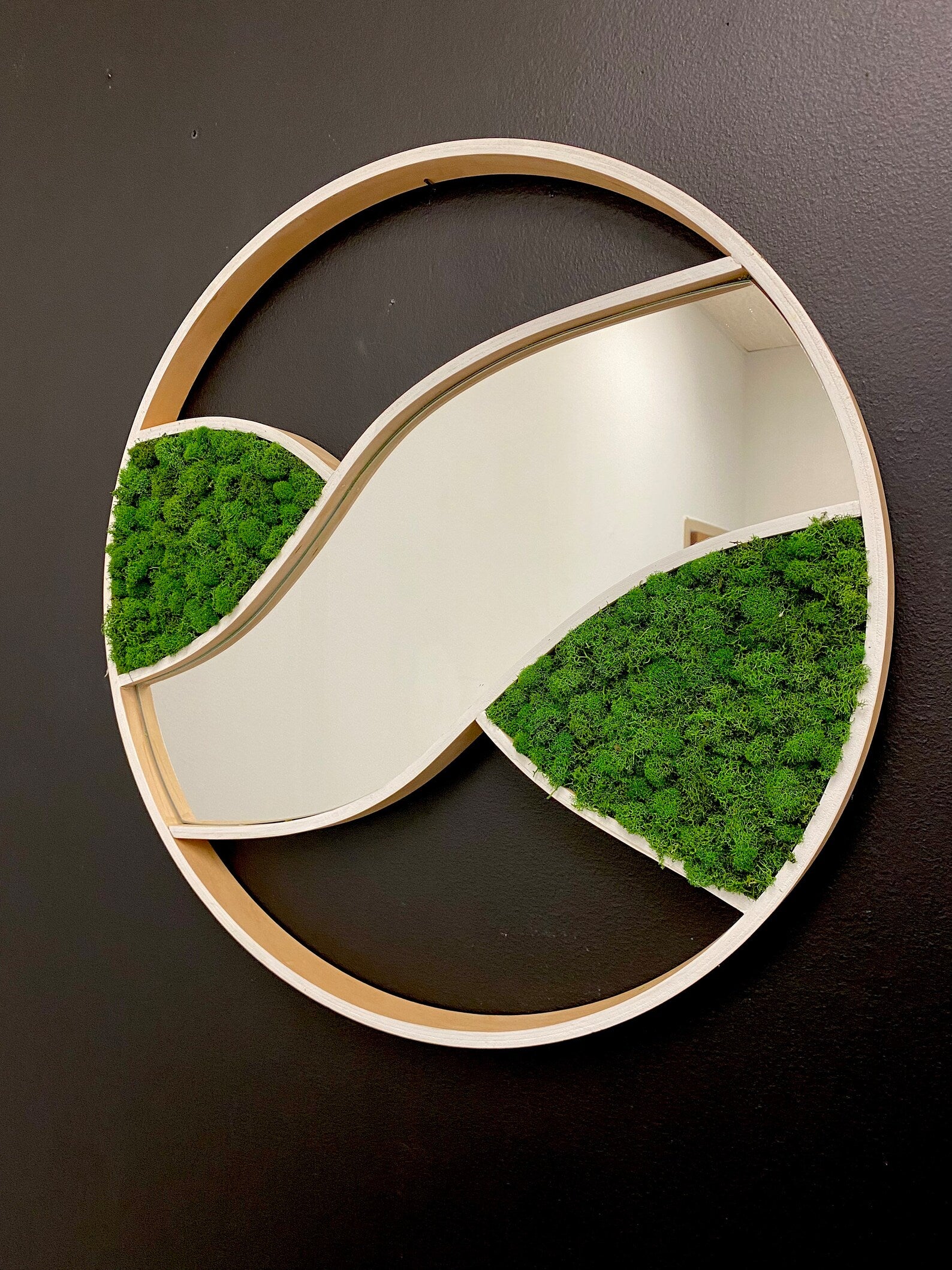 Maple Round Mirror with Basil Moss – Amazon Forest Design Wall Art (24”)