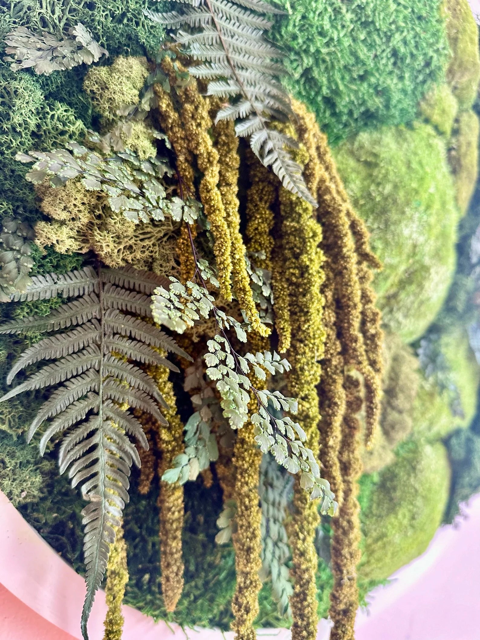 Round Moss Wall Art – 20" Circle Frame with Preserved Reindeer & Sheet Moss