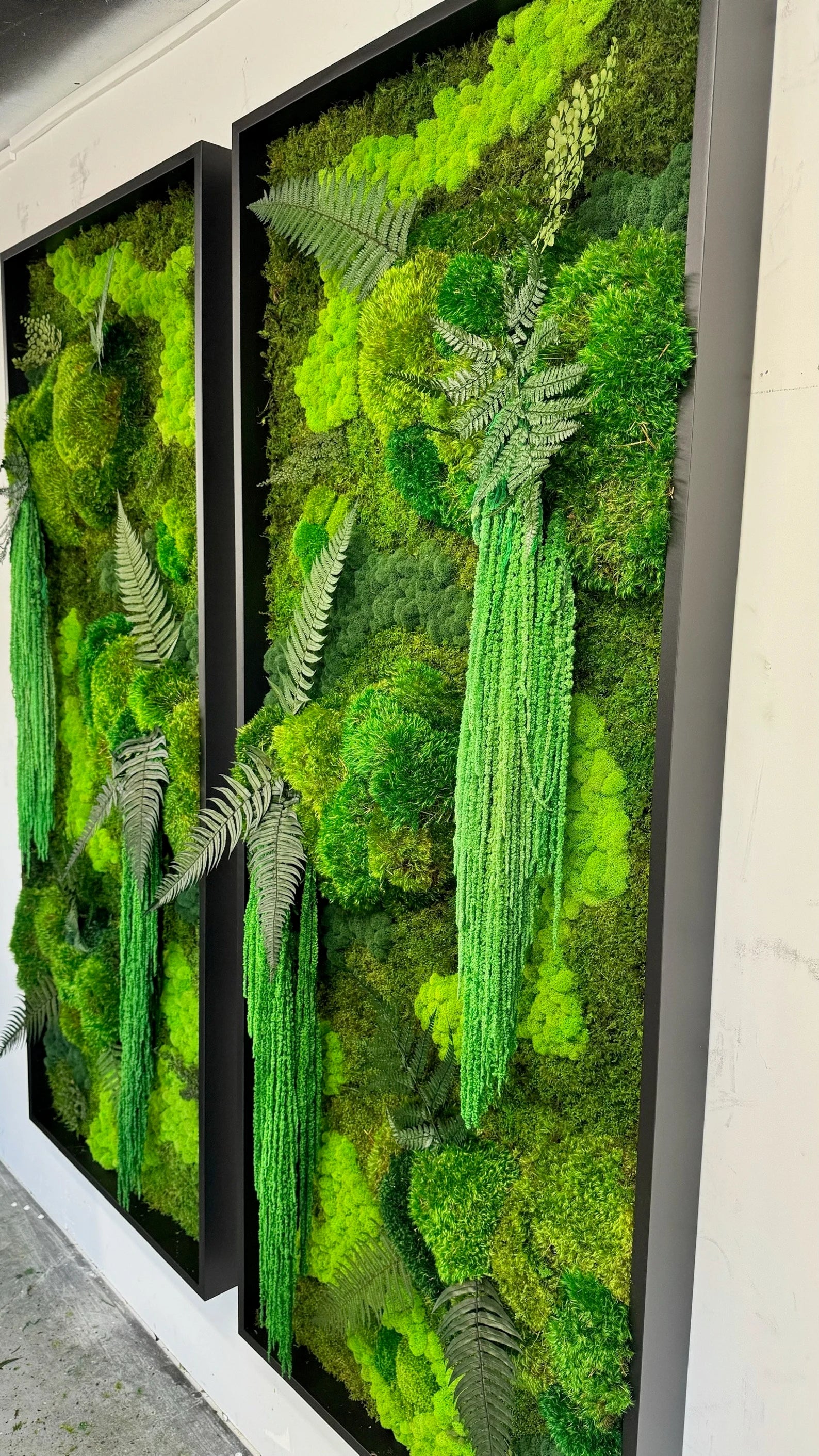 Rainforest Botanical Moss Wall Art – Handcrafted Preserved Moss with Amaranth & Lush Ferns