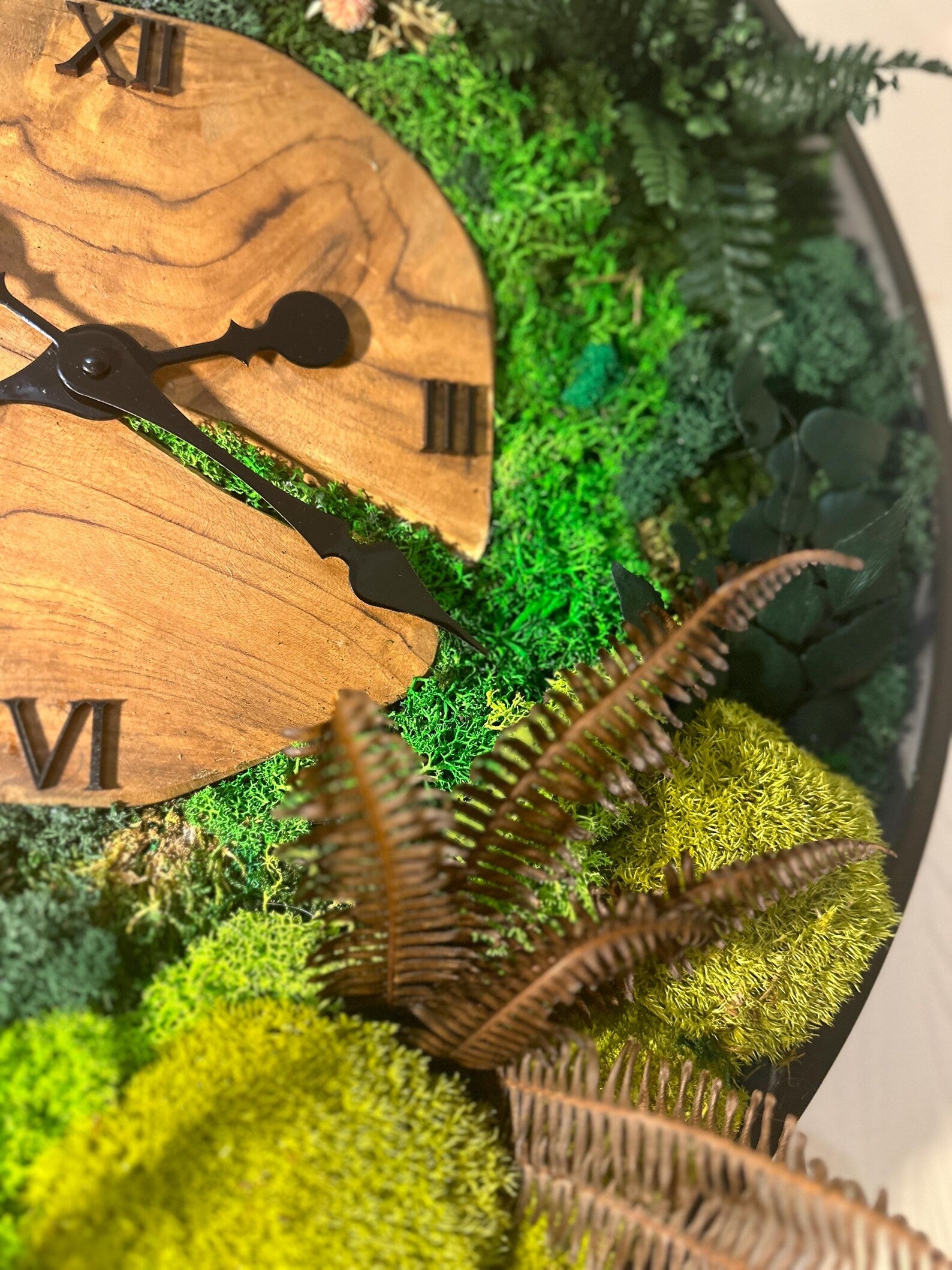 Wood and Moss Wall Clock – High Quality Vertical Garden Home Decor