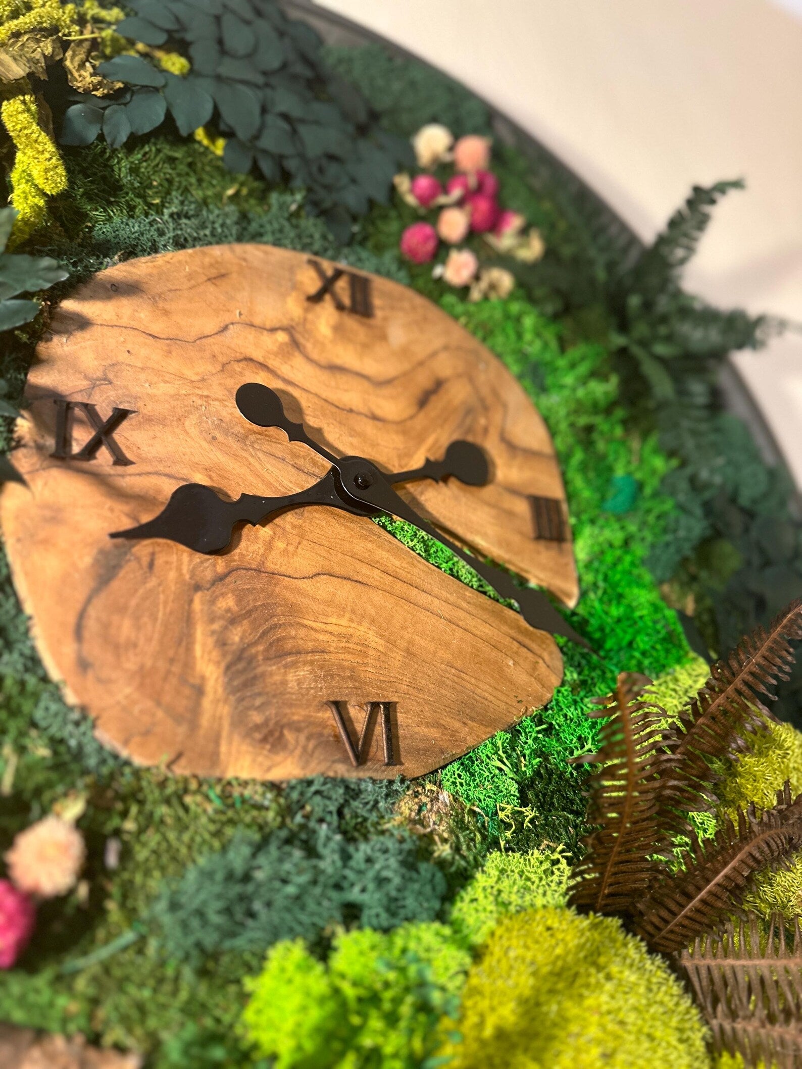 Wood and Moss Wall Clock – High Quality Vertical Garden Home Decor