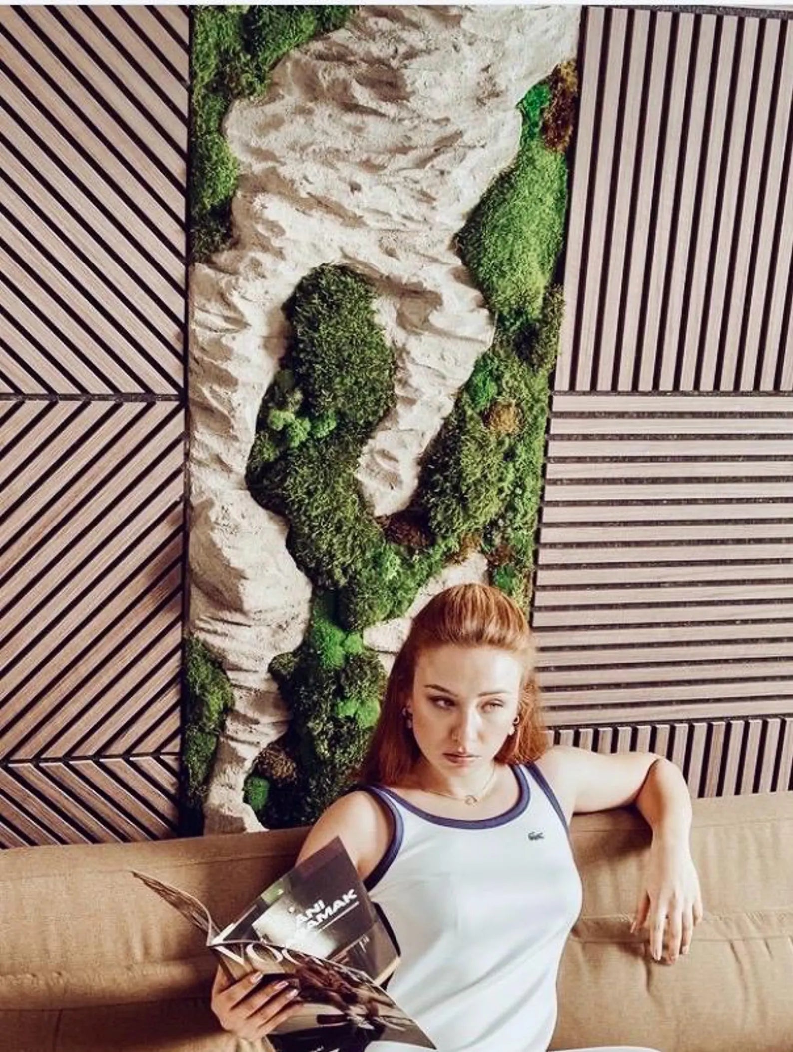 Natural Rock Moss Wall Art – Preserved Green Decor with Wood & Stone Details | Modern Nature-Inspired Gift