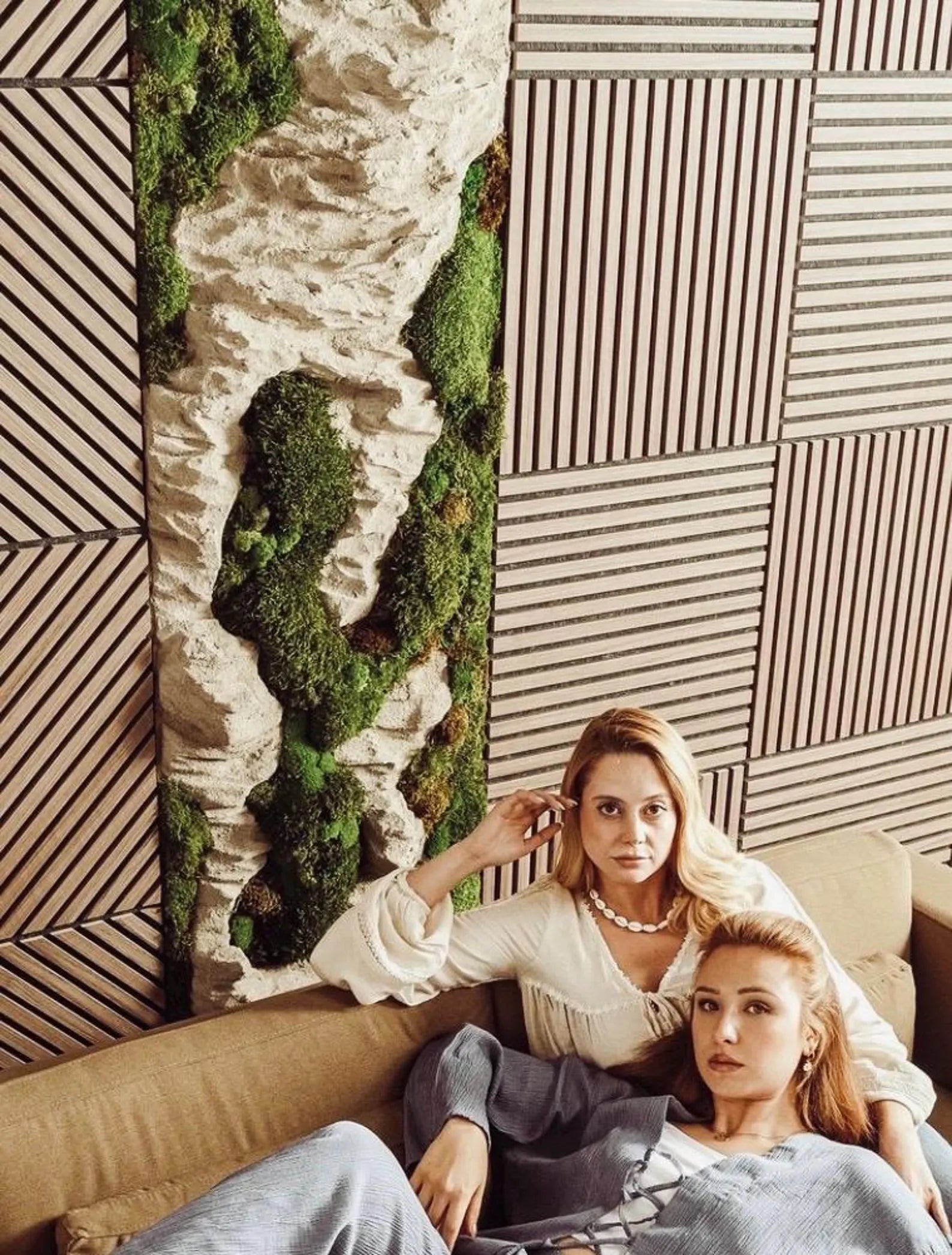 Natural Rock Moss Wall Art – Preserved Green Decor with Wood & Stone Details | Modern Nature-Inspired Gift