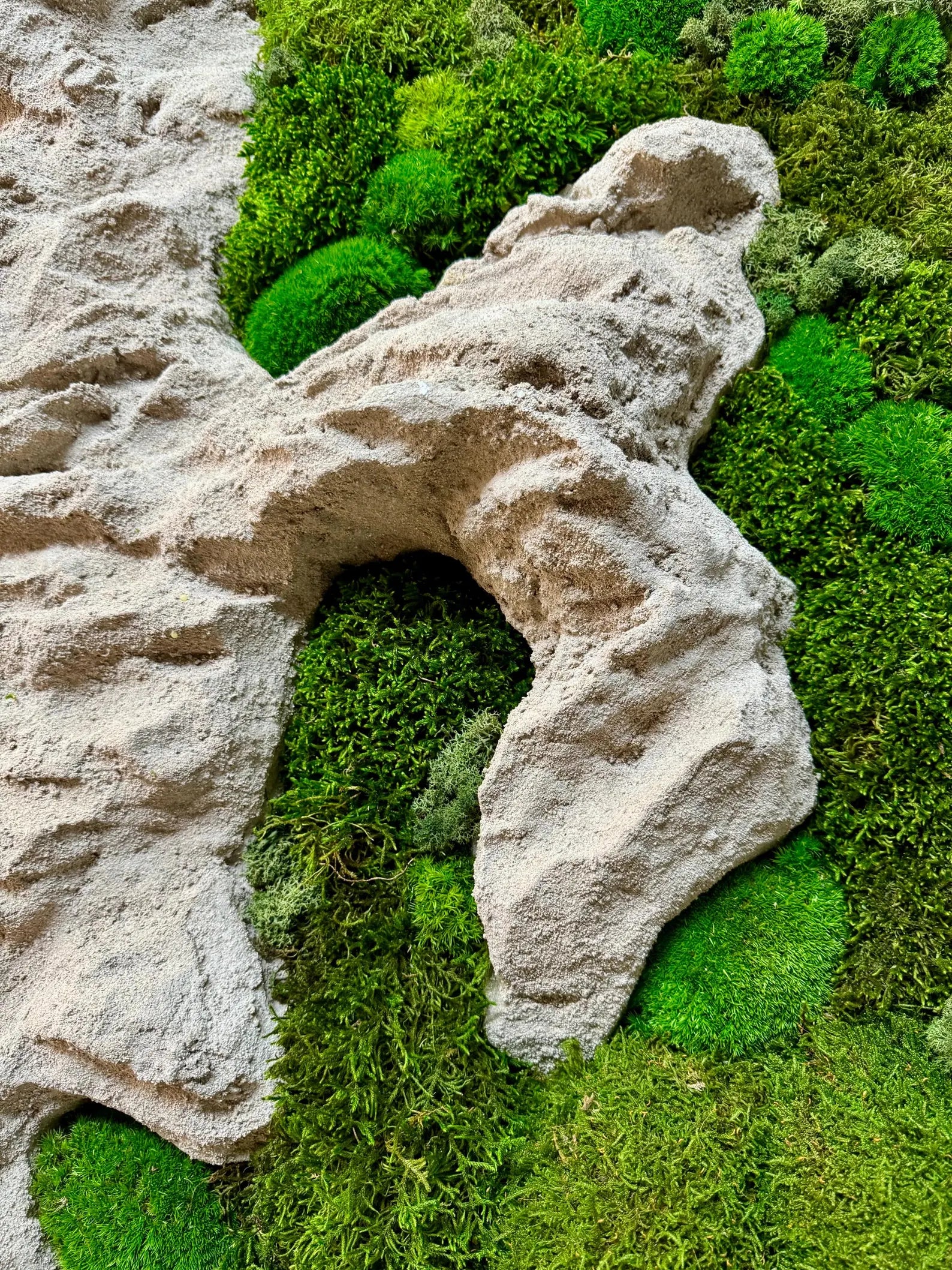 Natural Rock Moss Wall Art – Preserved Green Decor with Wood & Stone Details | Modern Nature-Inspired Gift