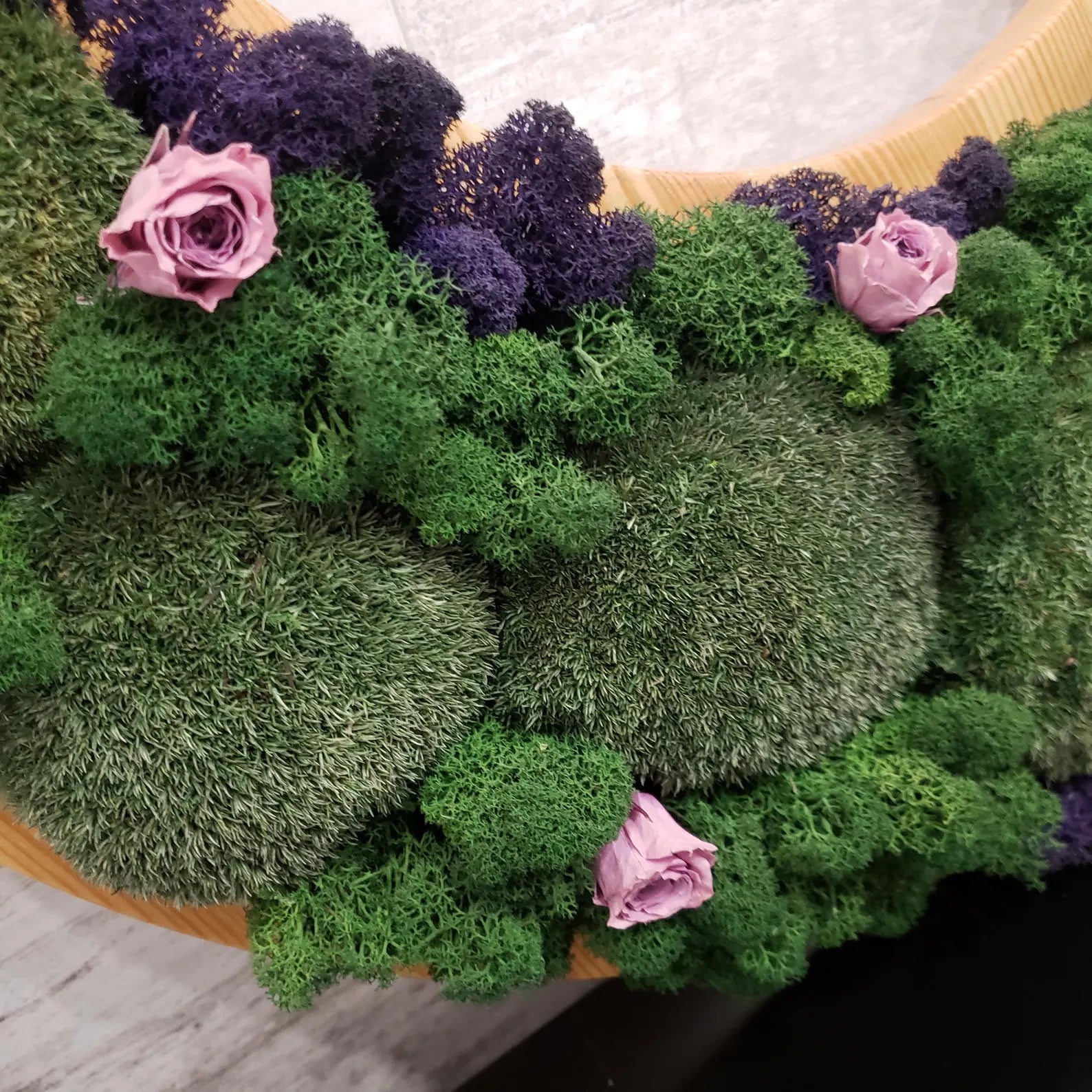 Round Live Moss and Rose Wall Art – Unique Handmade Decor on Natural Wood Base (540x540mm) – No Tariffs USA