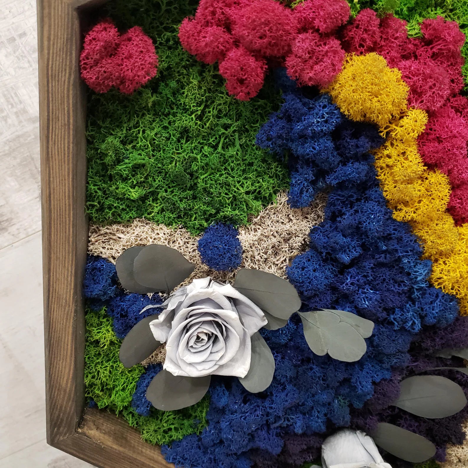 Hexagon Moss Wall Art – Geometric Green Nature Panel with Roses
