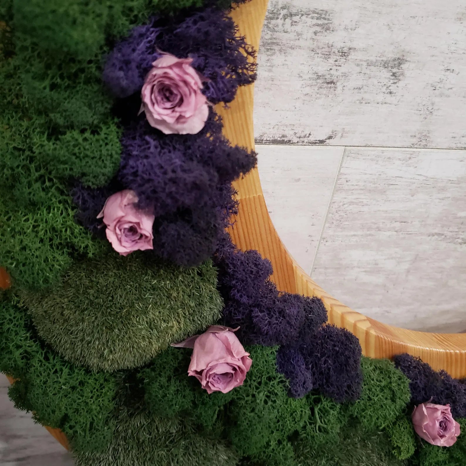 Round Live Moss and Rose Wall Art – Unique Handmade Decor on Natural Wood Base (540x540mm) – No Tariffs USA