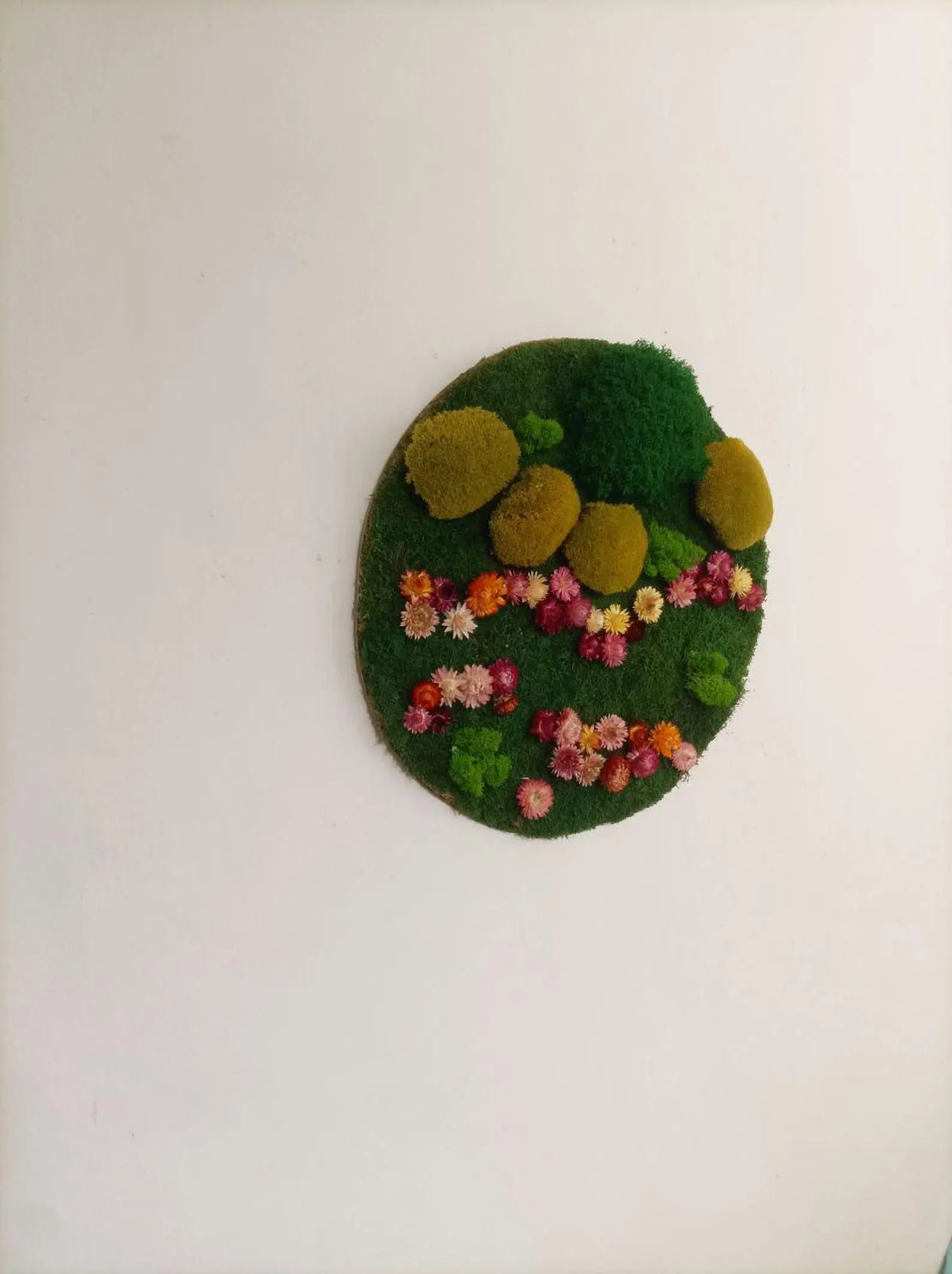 Round Moss Wall Art with Dried Flowers & Wood – Handmade Eco-Friendly Home Decor