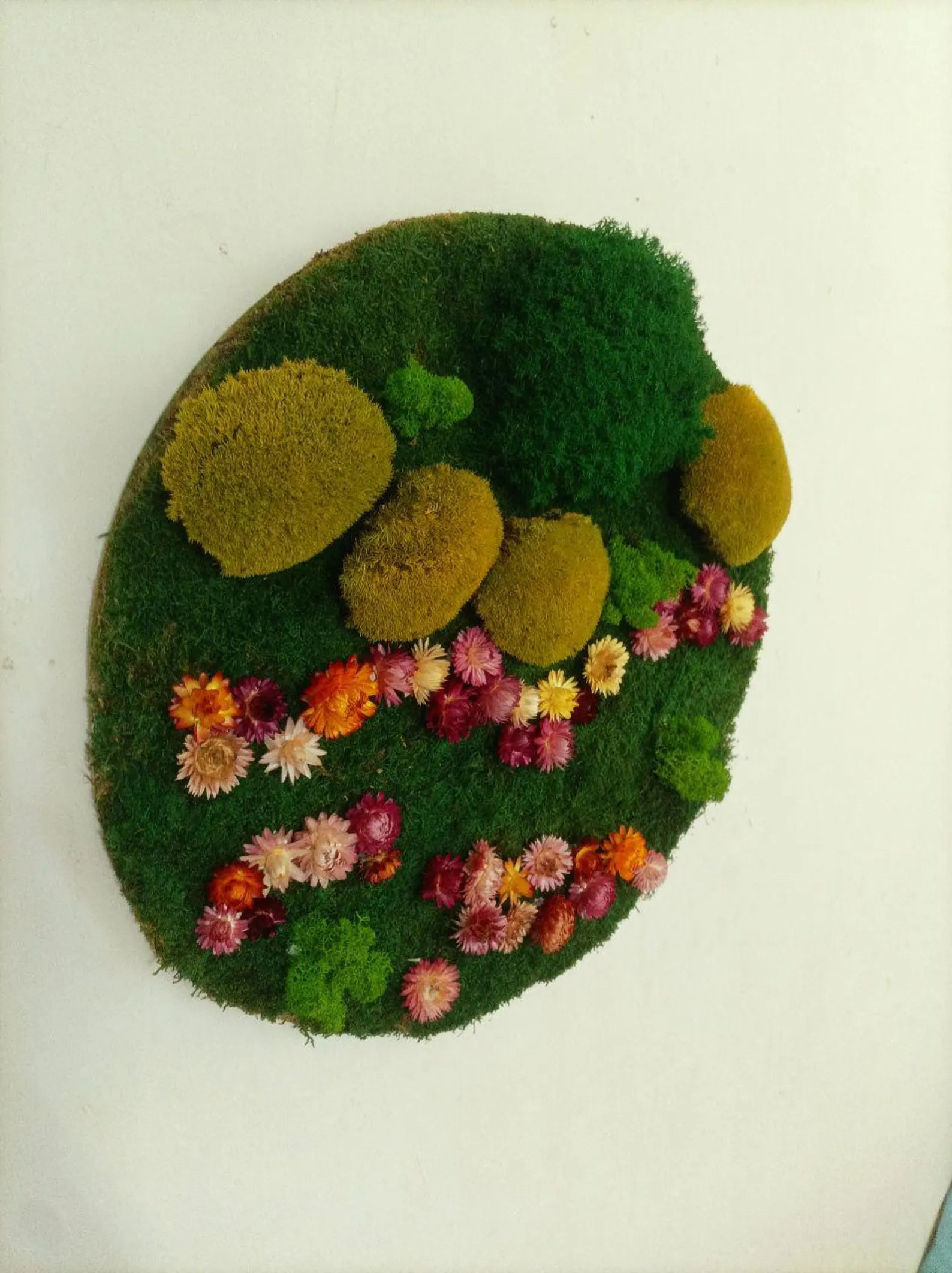 Round Moss Wall Art with Dried Flowers & Wood – Handmade Eco-Friendly Home Decor