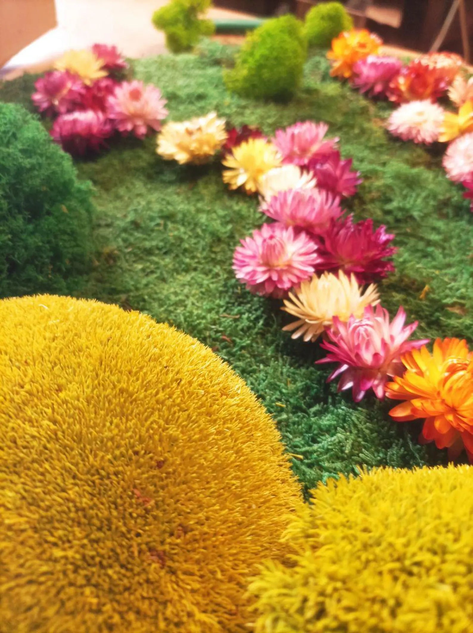 Round Moss Wall Art with Dried Flowers & Wood – Handmade Eco-Friendly Home Decor