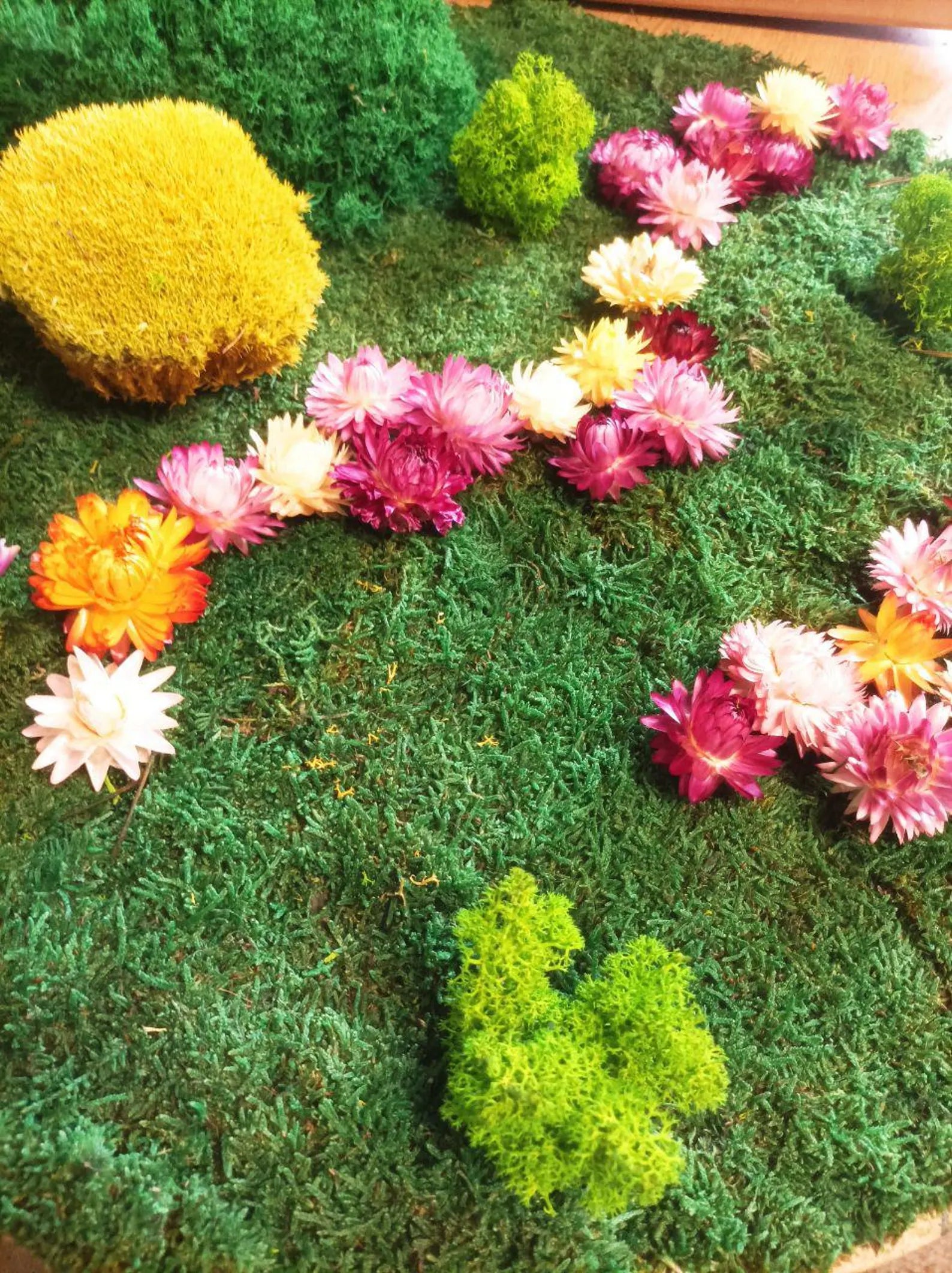 Round Moss Wall Art with Dried Flowers & Wood – Handmade Eco-Friendly Home Decor