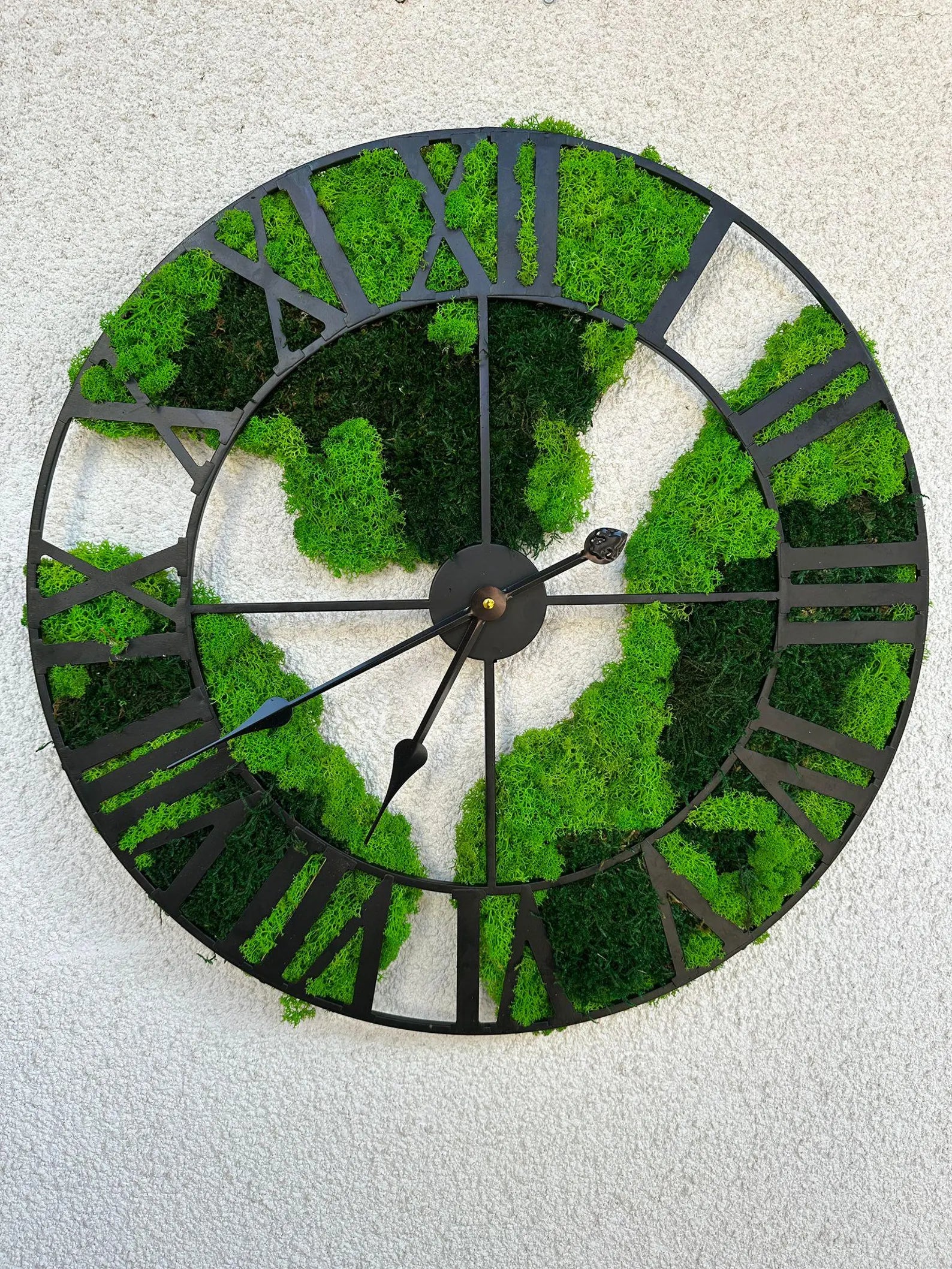 Modern Metal Clock with Moss and Lichen – Sustainable Living Wall Decor