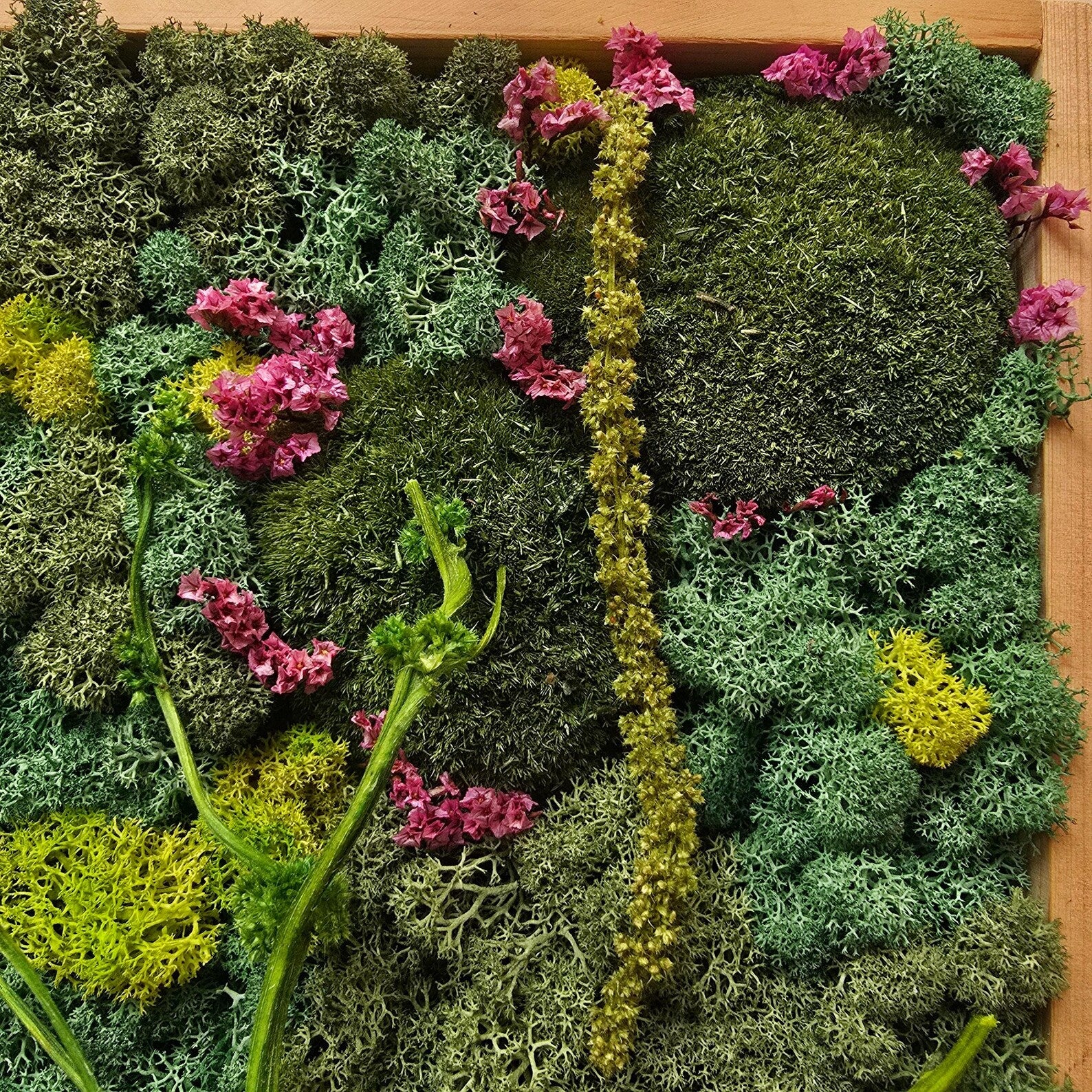 Preserved Scandinavian Moss Wall Art with Dried Flowers – Vertical Botanical Decor 30×40 cm