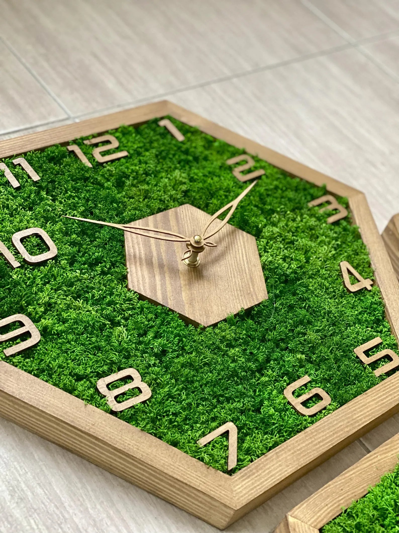 Modern Moss Wall Clock – Wooden Hexagon Design for Stylish Home Decor