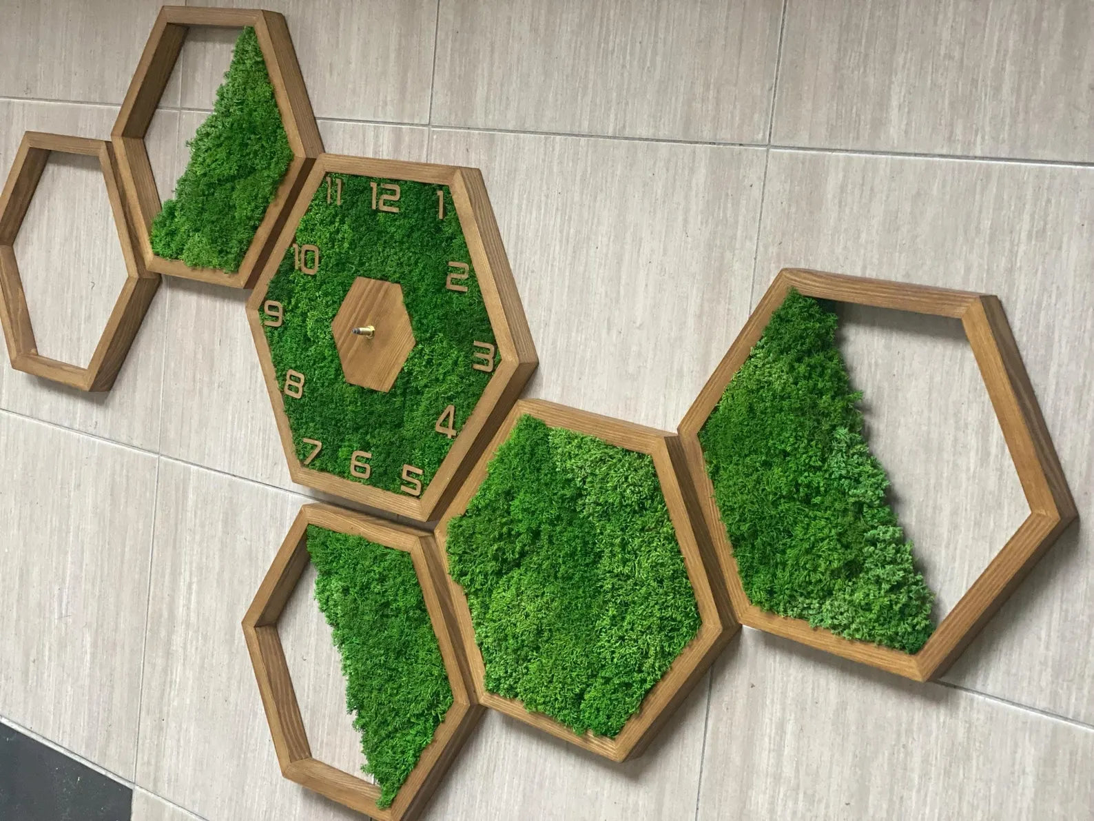 Modern Moss Wall Clock – Wooden Hexagon Design for Stylish Home Decor