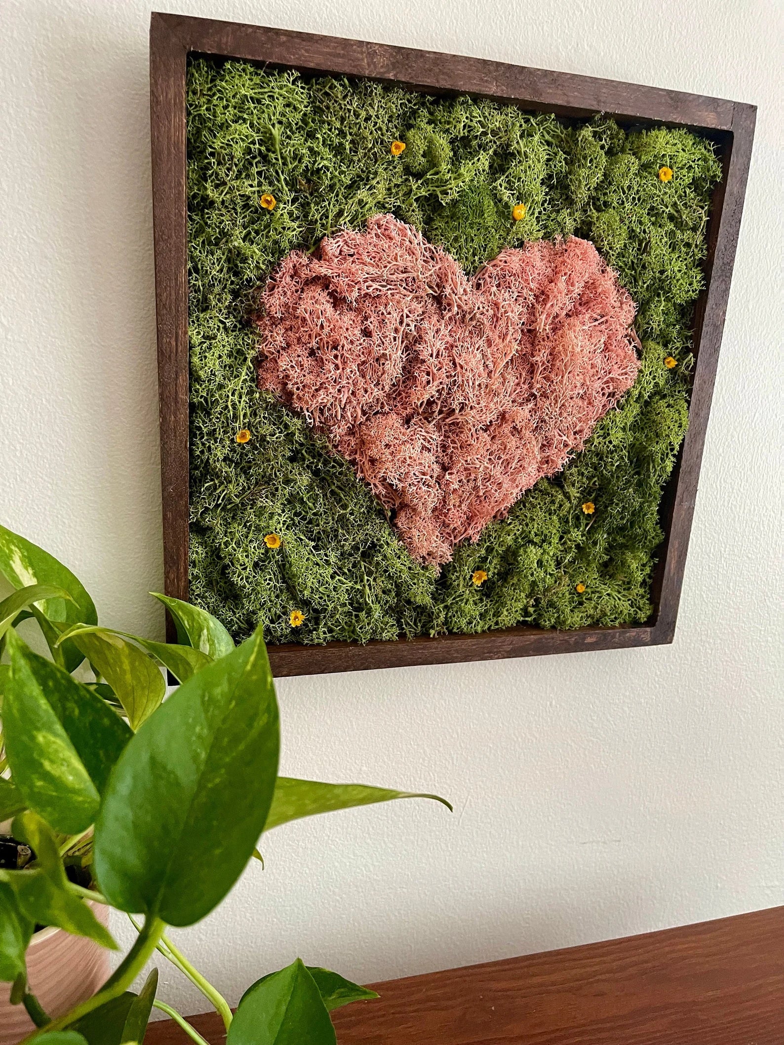 Preserved Moss Heart Wall Art – Square Frame with Reindeer Moss