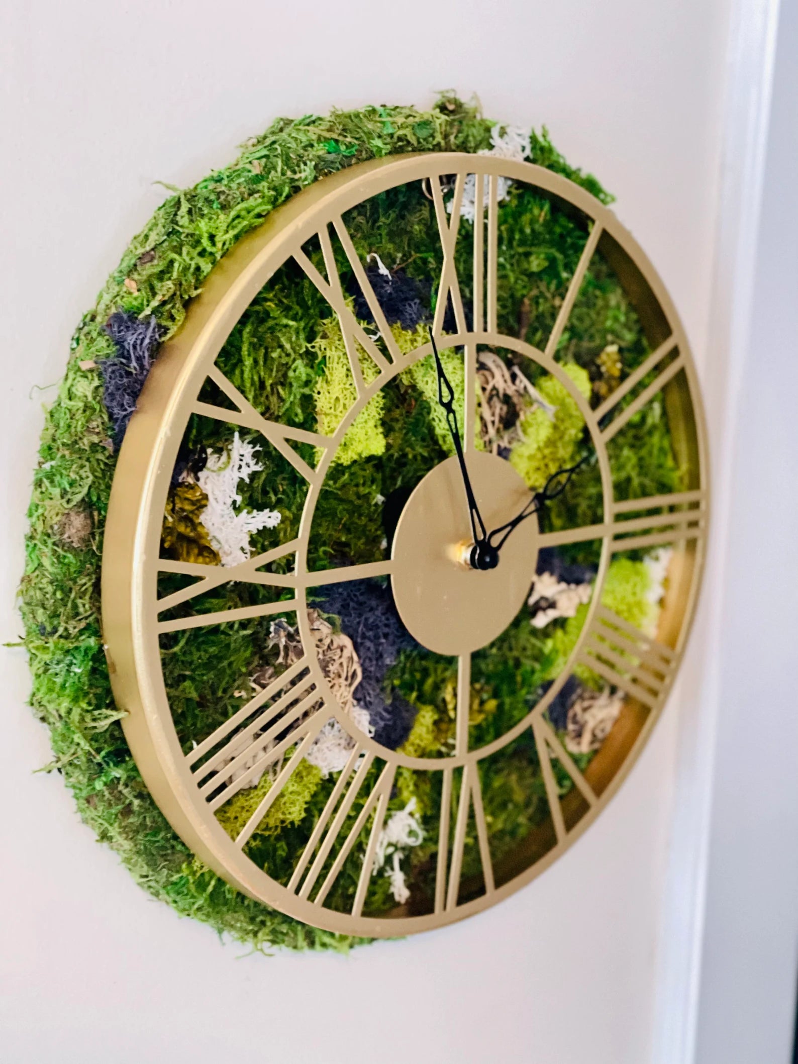 Moss Wall Clock with Gold Roman Numerals – Preserved Moss Art for Modern Home Decor