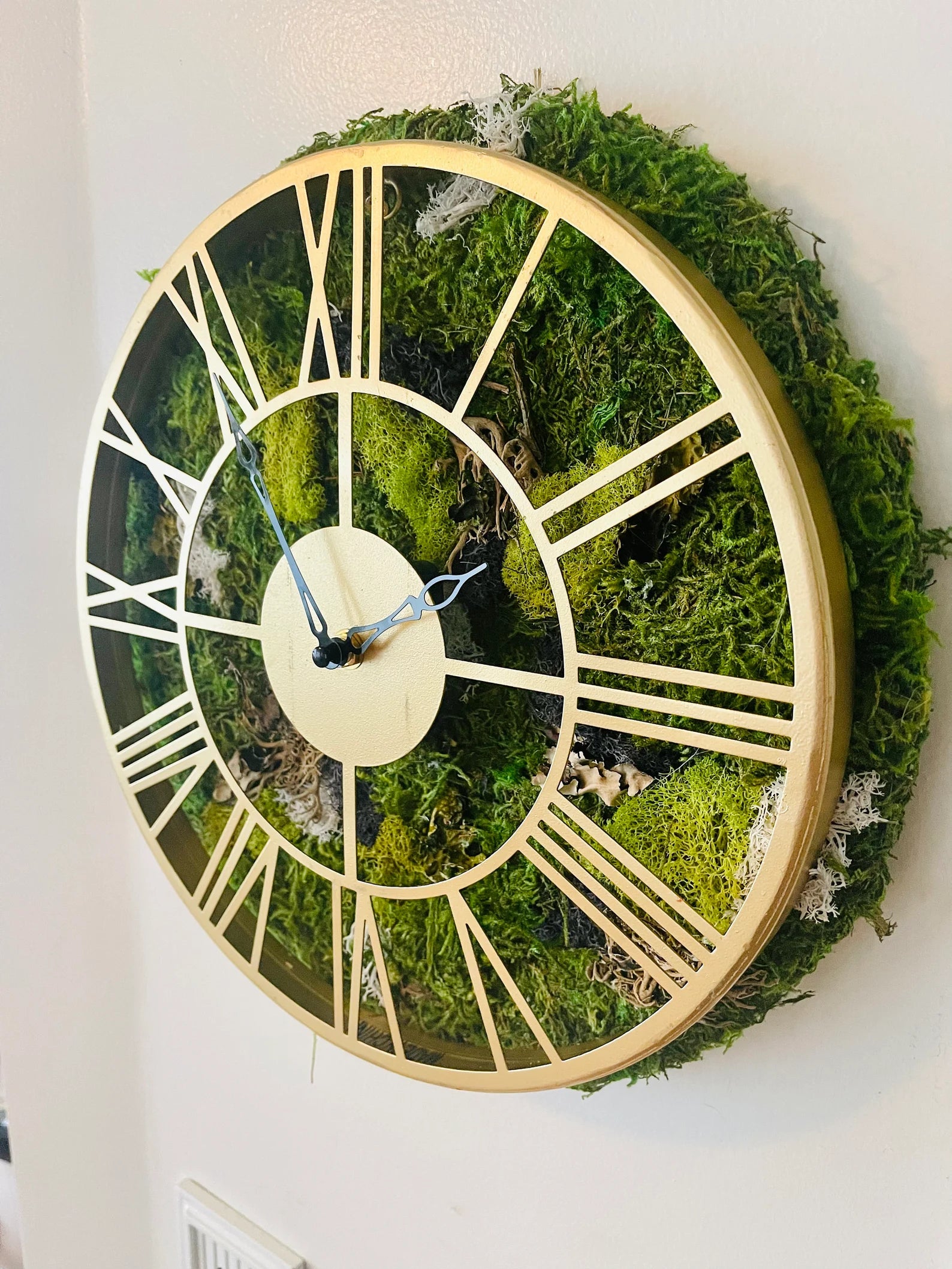 Moss Wall Clock with Gold Roman Numerals – Preserved Moss Art for Modern Home Decor