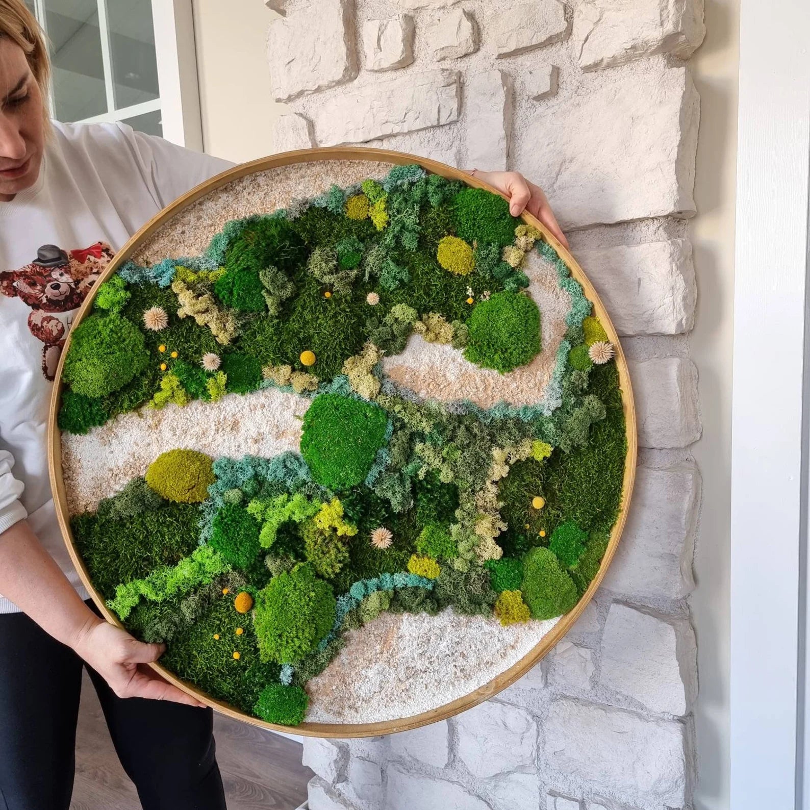 Eco-Friendly Moss Wall Art – Round Wooden Frame Greenery for Home