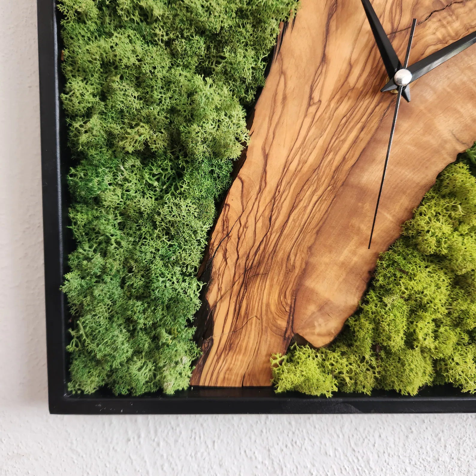 Olive Wood & Moss Wall Clock – Metal Frame, Stabilized Preserved Moss Art