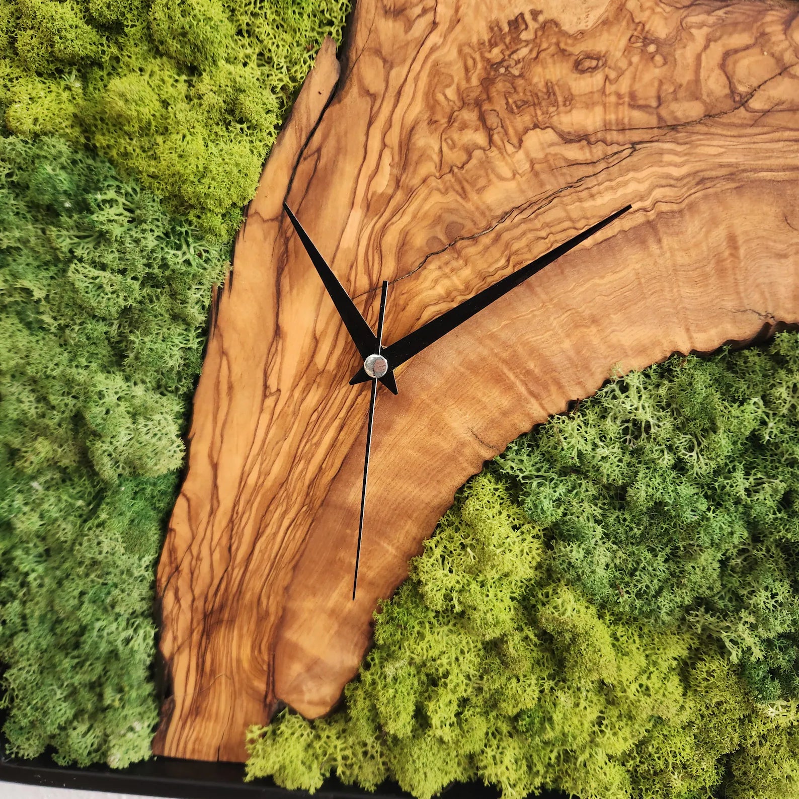 Olive Wood & Moss Wall Clock – Metal Frame, Stabilized Preserved Moss Art
