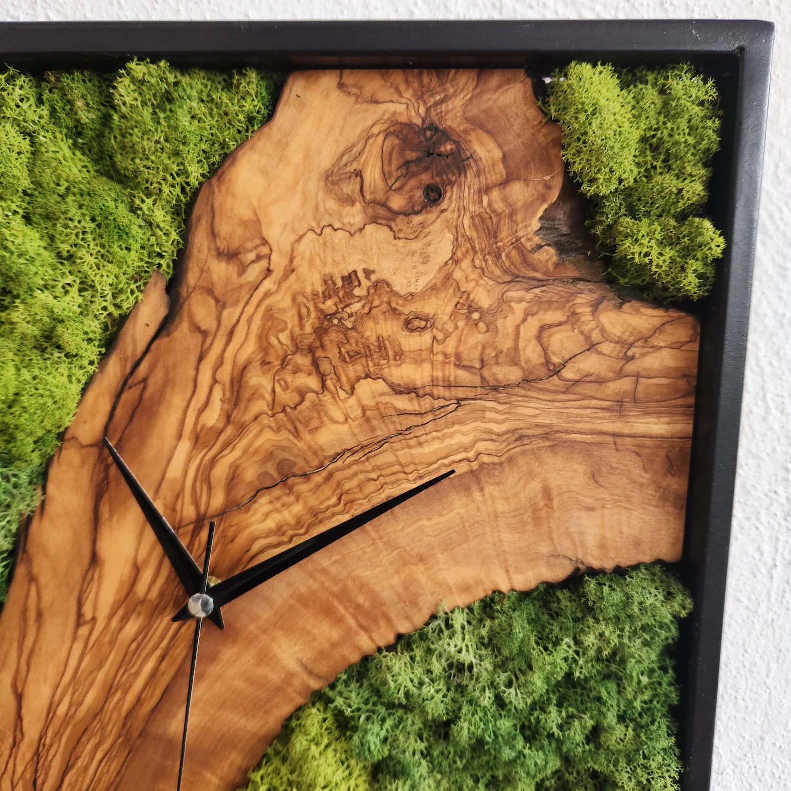 Olive Wood & Moss Wall Clock – Metal Frame, Stabilized Preserved Moss Art