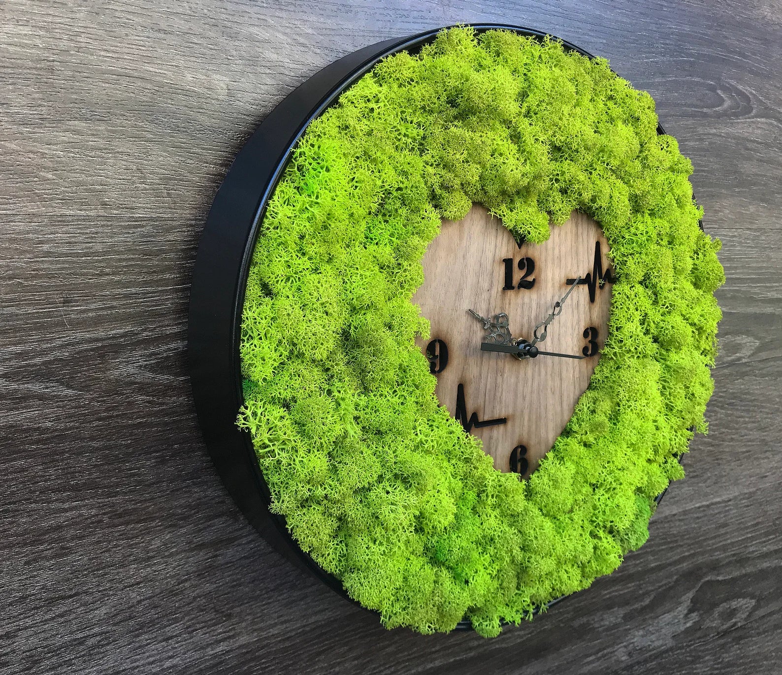 Handmade Moss Wall Clock – Natural Wood Design & Preserved Moss Art