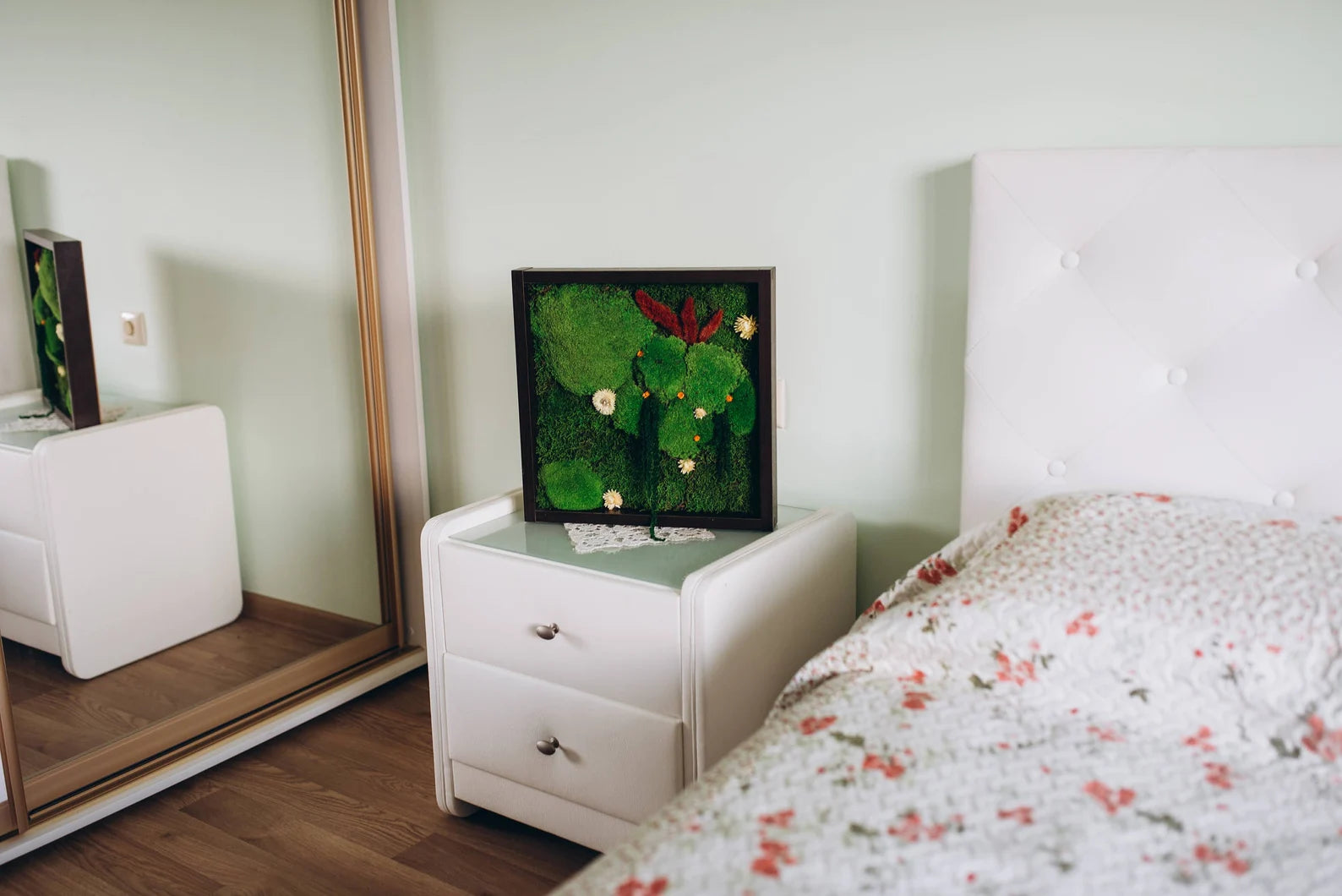 Unique Vertical Moss Wall Art – Eco-Friendly Green Home Accent