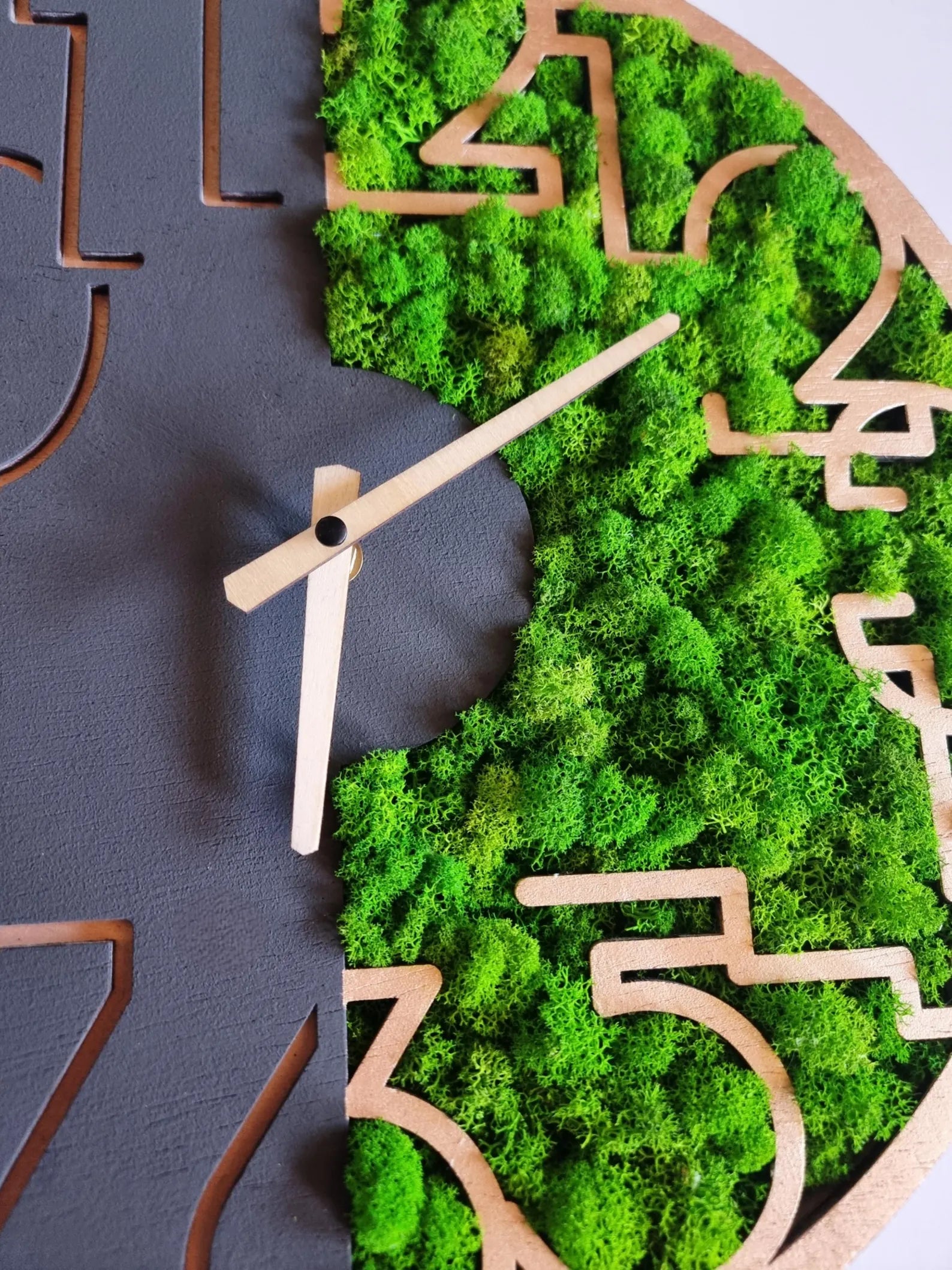 Handmade Preserved Moss Clock – Modern Nature Wall Art for Home & Office