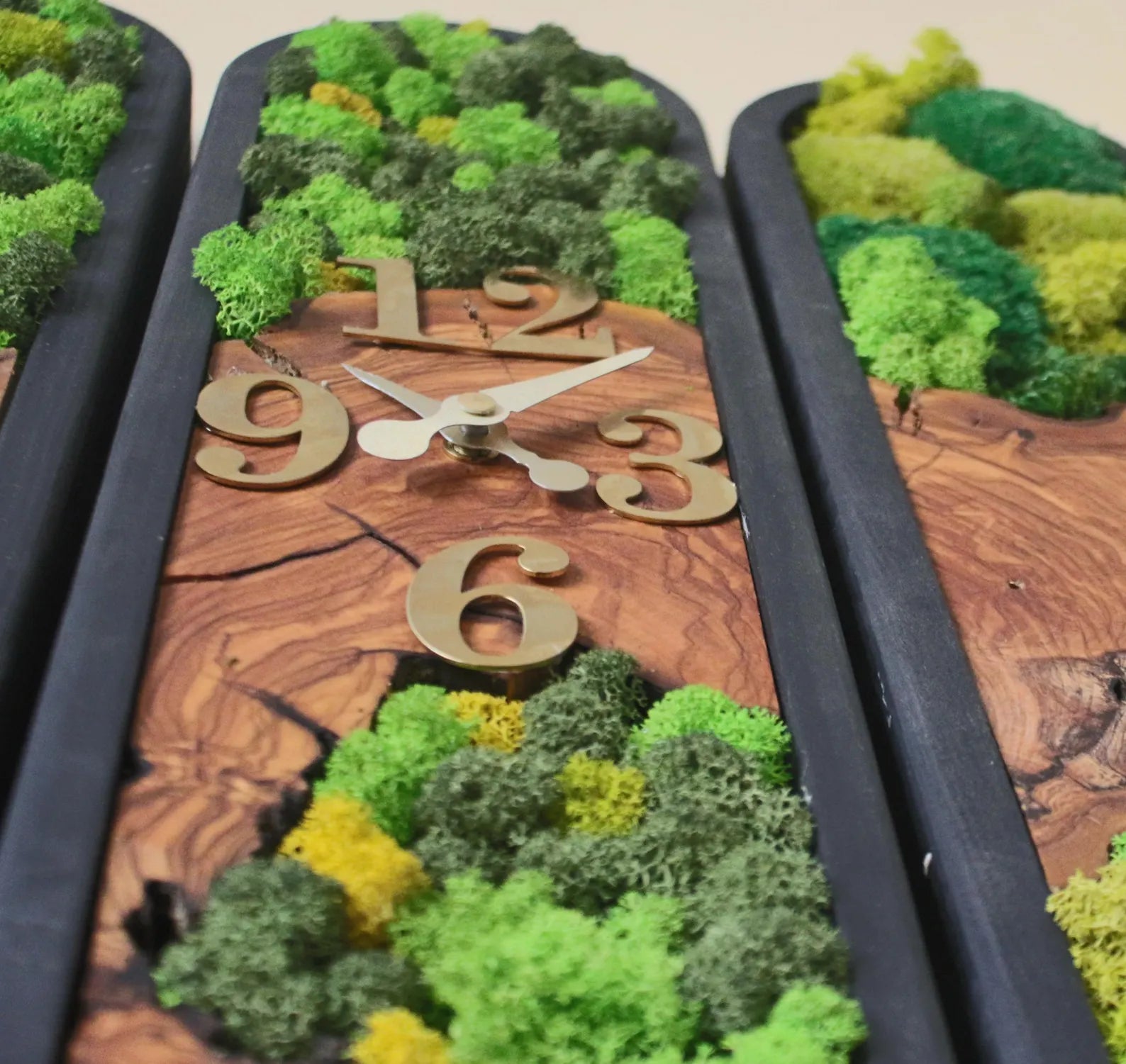 Handmade preserved moss wall art in wooden frame. Eco-friendly, zero-maintenance décor with natural olive moss. Lasts up to 10 years – perfect for modern interiors.
