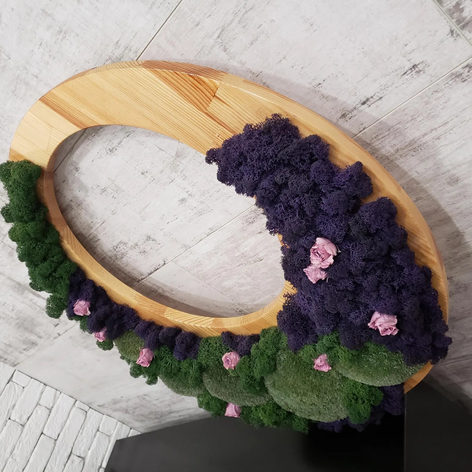 Round Live Moss and Rose Wall Art – Unique Handmade Decor on Natural Wood Base (540x540mm) – No Tariffs USA