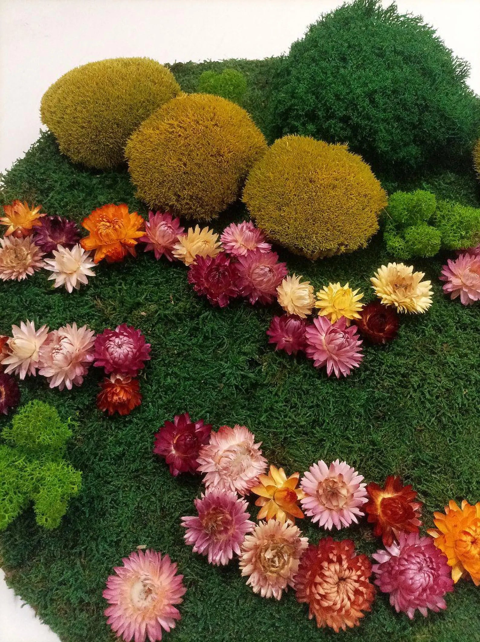 Round Moss Wall Art with Dried Flowers & Wood – Handmade Eco-Friendly Home Decor