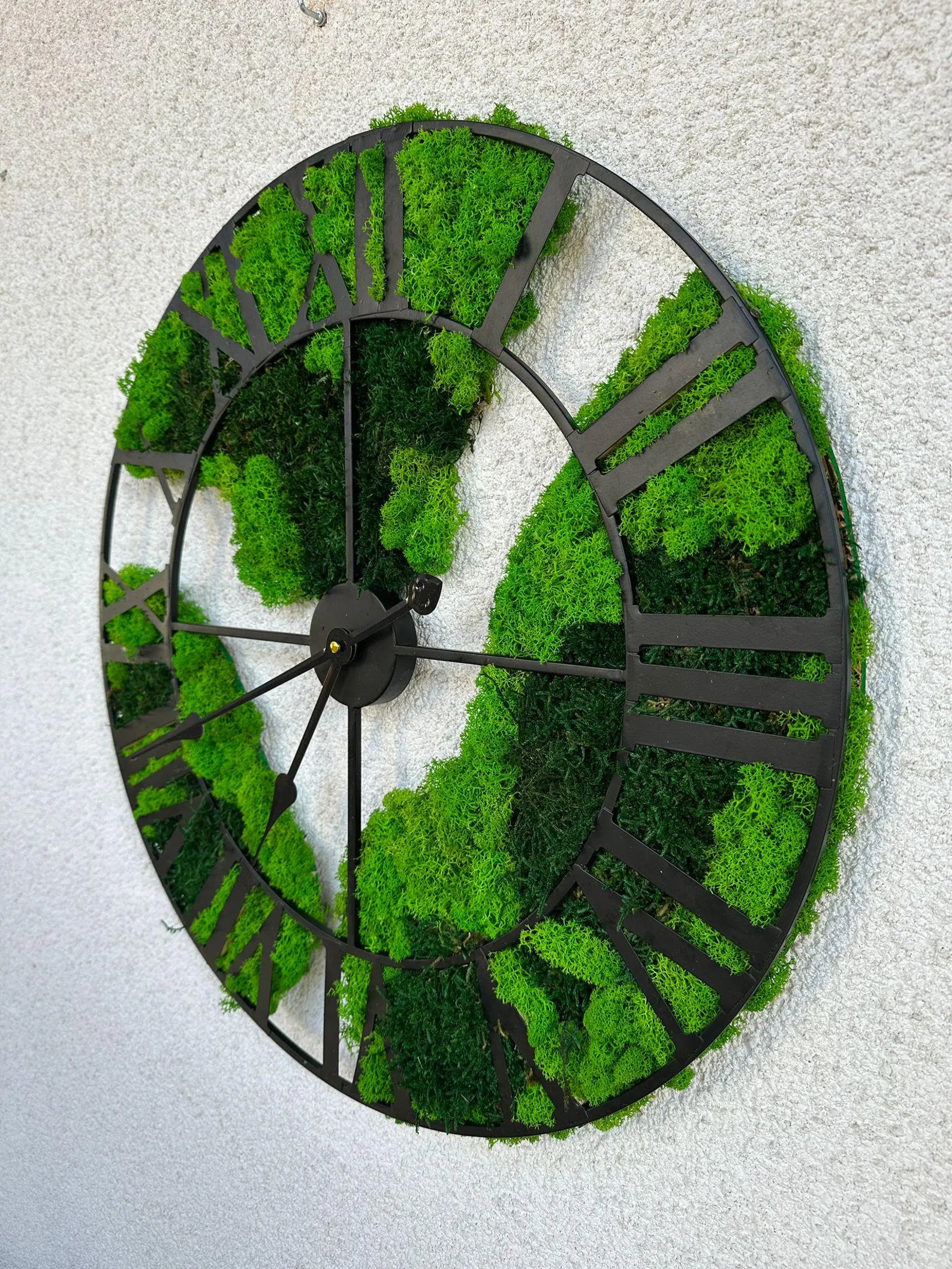 Modern Metal Clock with Moss and Lichen – Sustainable Living Wall Decor
