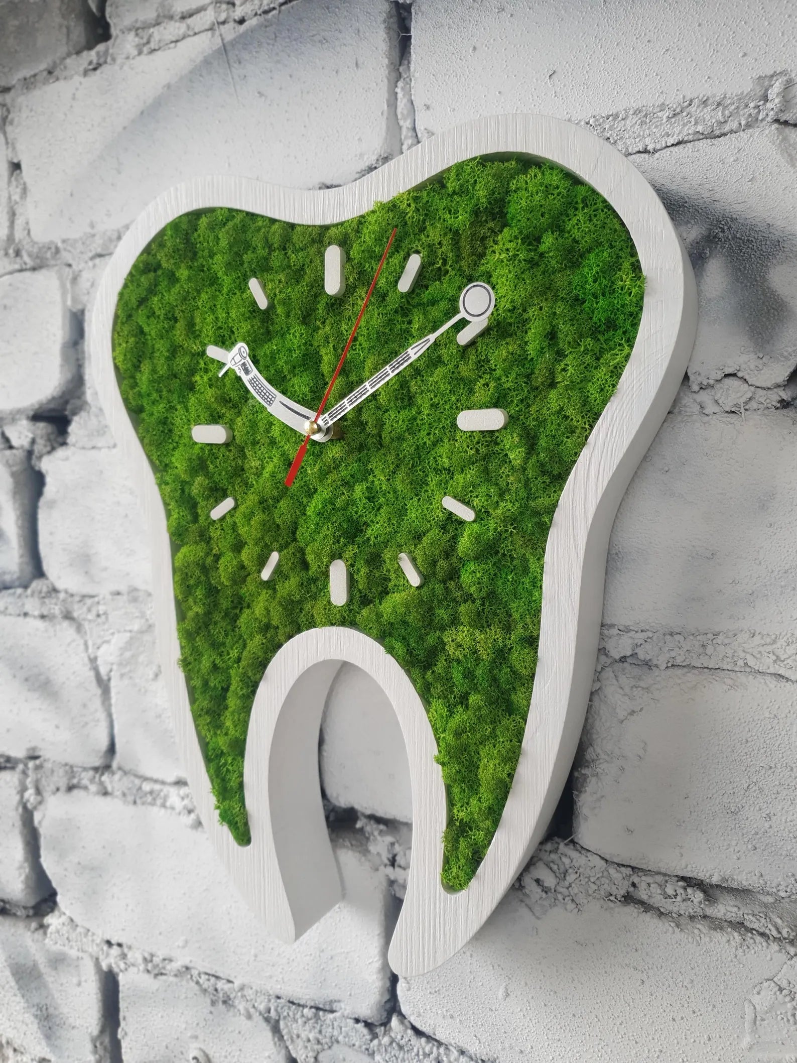 Tooth Shaped Moss Clock – Eco Friendly Wall Art for Dental Office Decor