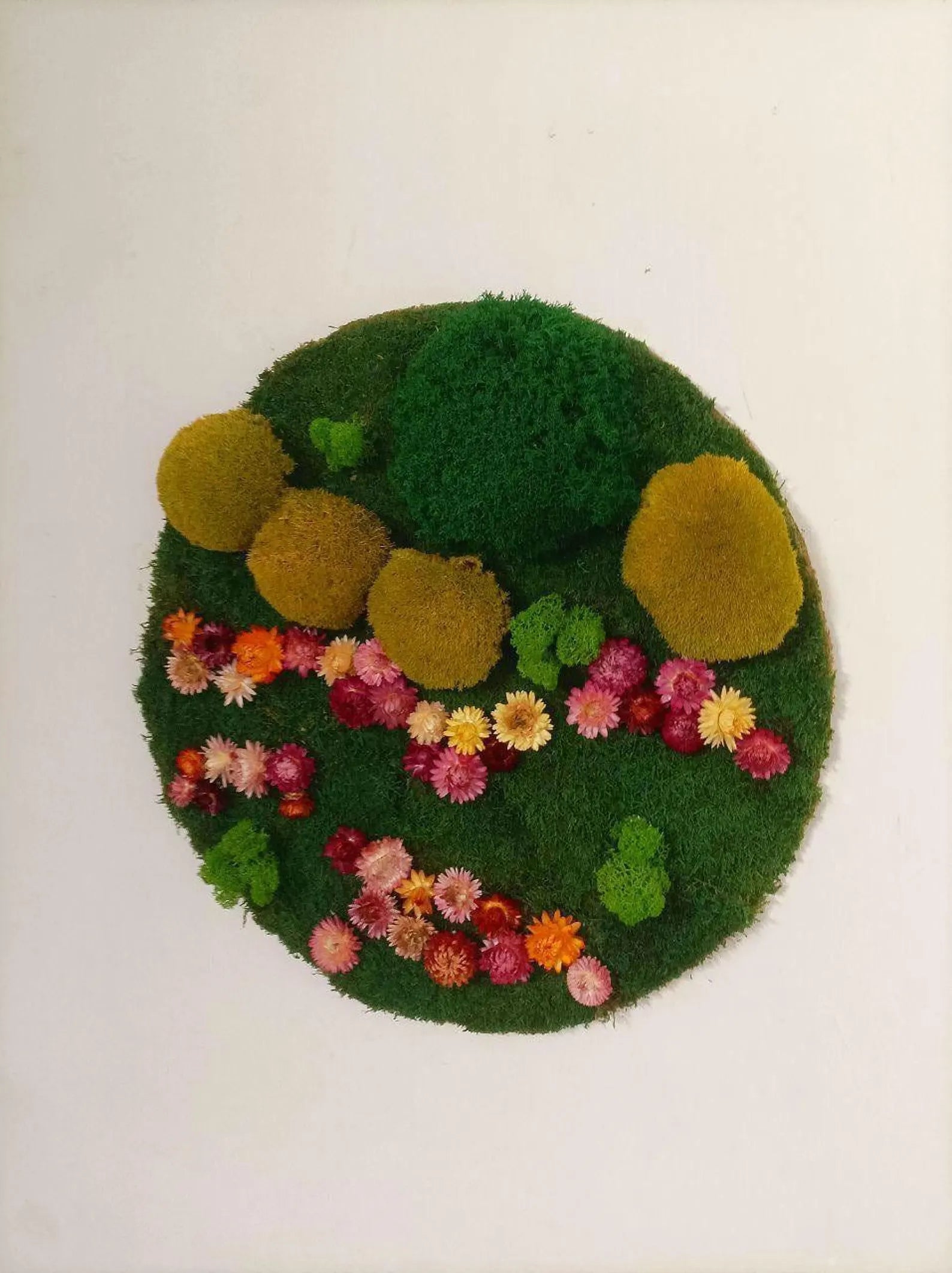 Round Moss Wall Art with Dried Flowers & Wood – Handmade Eco-Friendly Home Decor