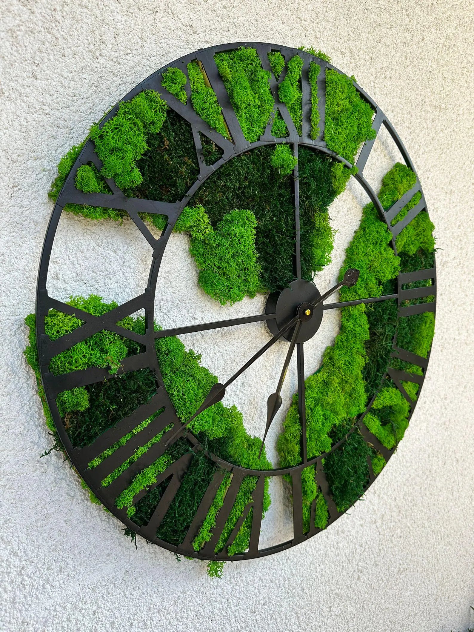 Modern Metal Clock with Moss and Lichen – Sustainable Living Wall Decor