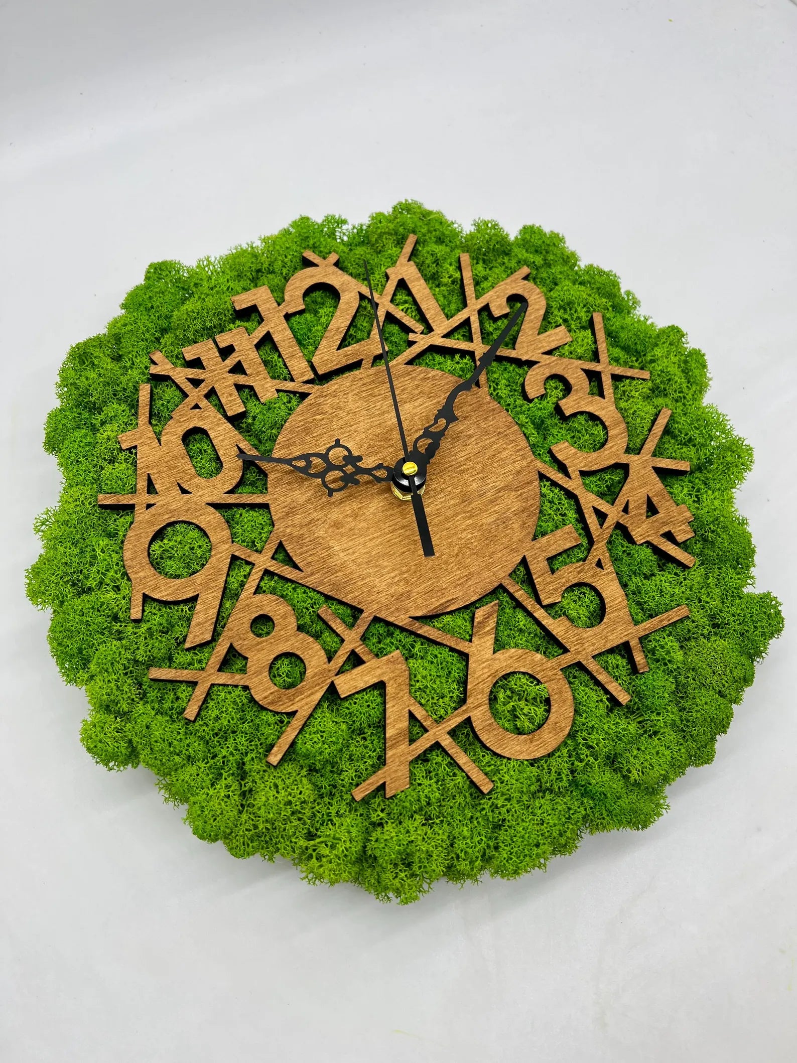 Sustainable Metal Wall Clock – Modern Moss and Lichen Home Accent