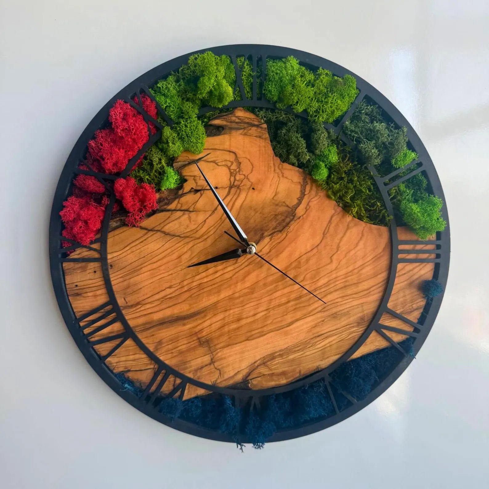 Round Moss Wood Wall Clock – Preserved Moss & Olive Tree Design – Natural Wood and Metal Art – Unique Home & Christmas Gift