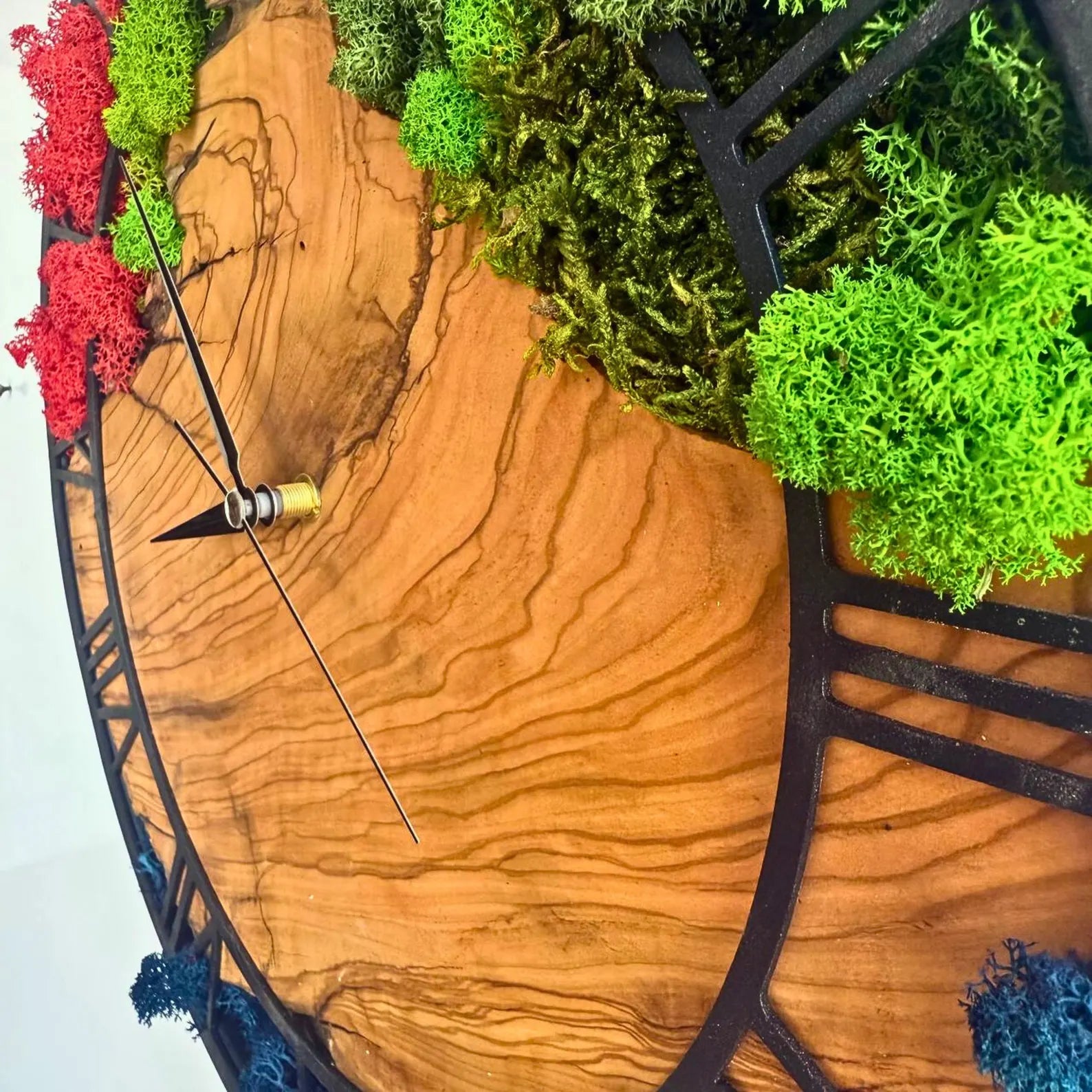 Round Moss Wood Wall Clock – Preserved Moss & Olive Tree Design – Natural Wood and Metal Art – Unique Home & Christmas Gift