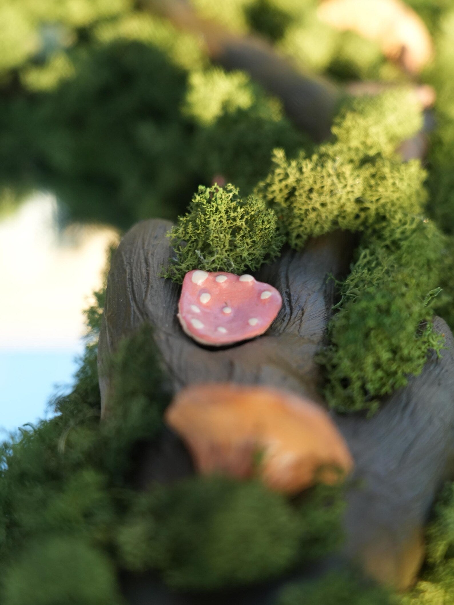 Moss Wall Mirror – Forest Decor with Ceramic Mushrooms – Nature-Inspired Wall Art