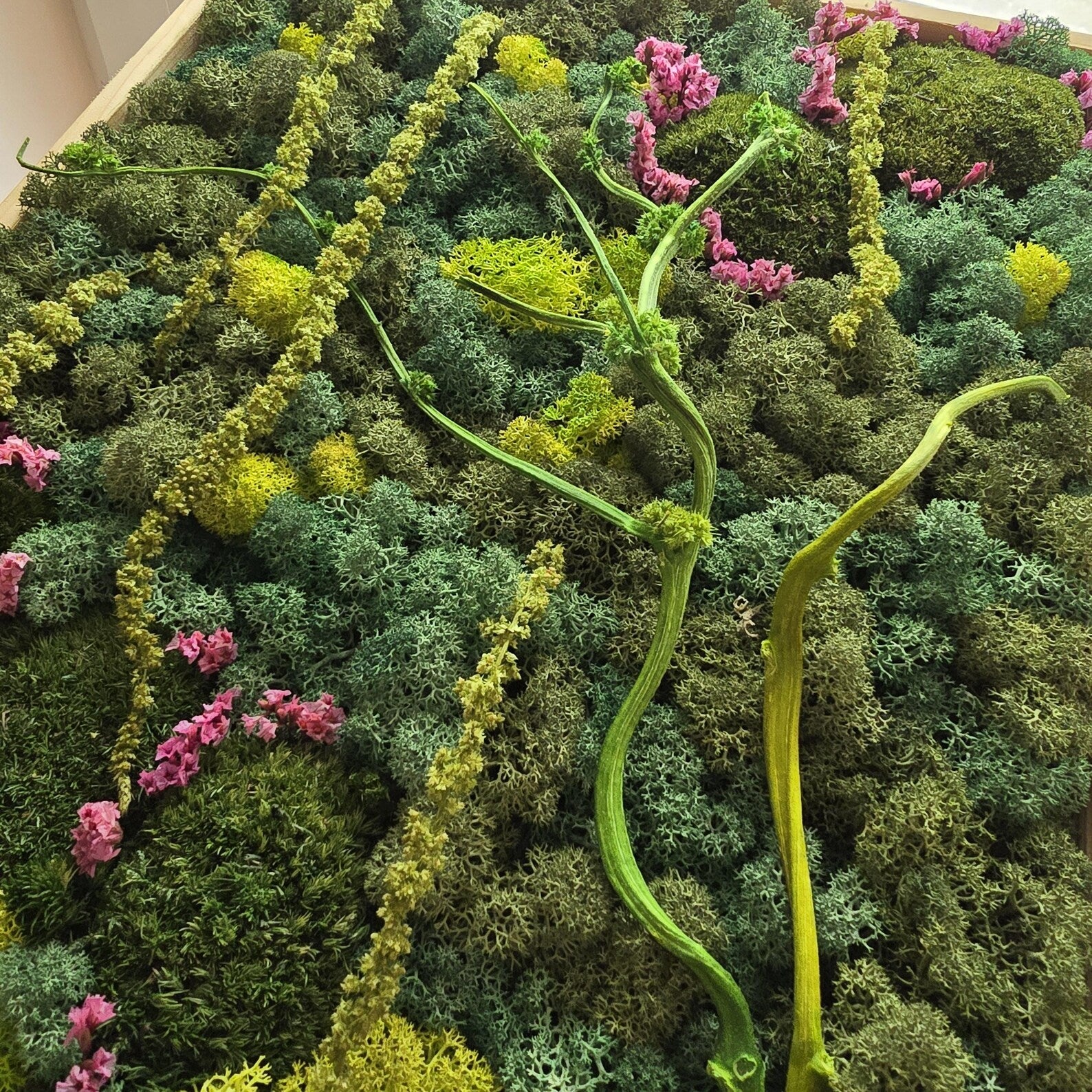 Preserved Scandinavian Moss Wall Art with Dried Flowers – Vertical Botanical Decor 30×40 cm