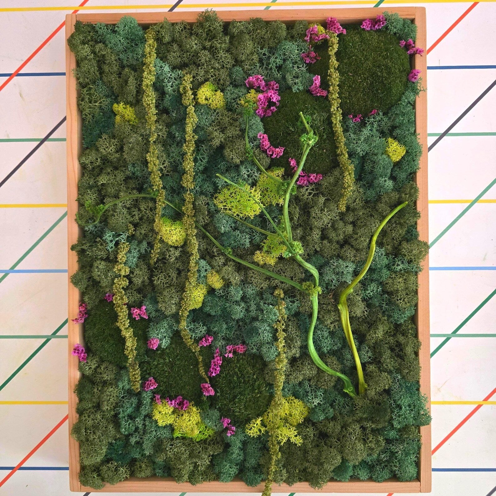 Preserved Scandinavian Moss Wall Art with Dried Flowers – Vertical Botanical Decor 30×40 cm