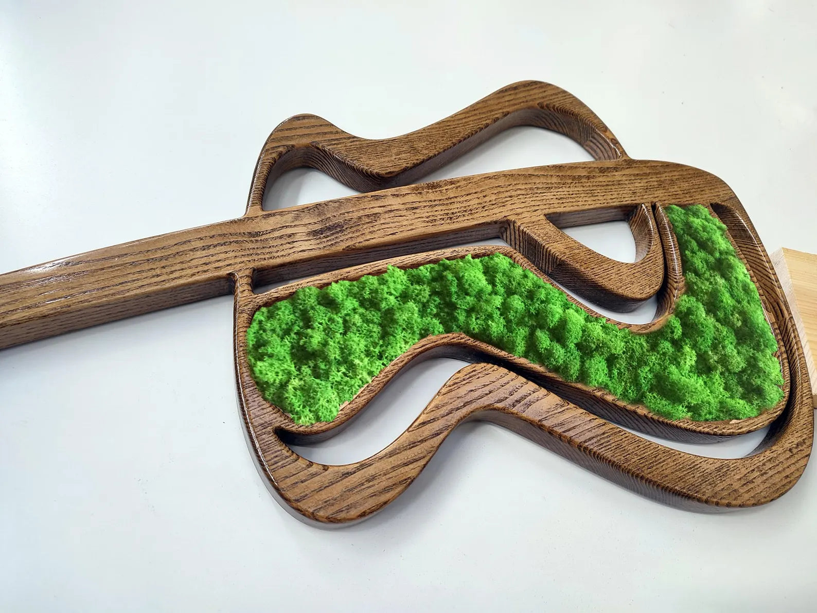 Moss Guitar Wall Art – Handmade Wood Guitar with Preserved Moss, Nature-Inspired Home Decor & Gift